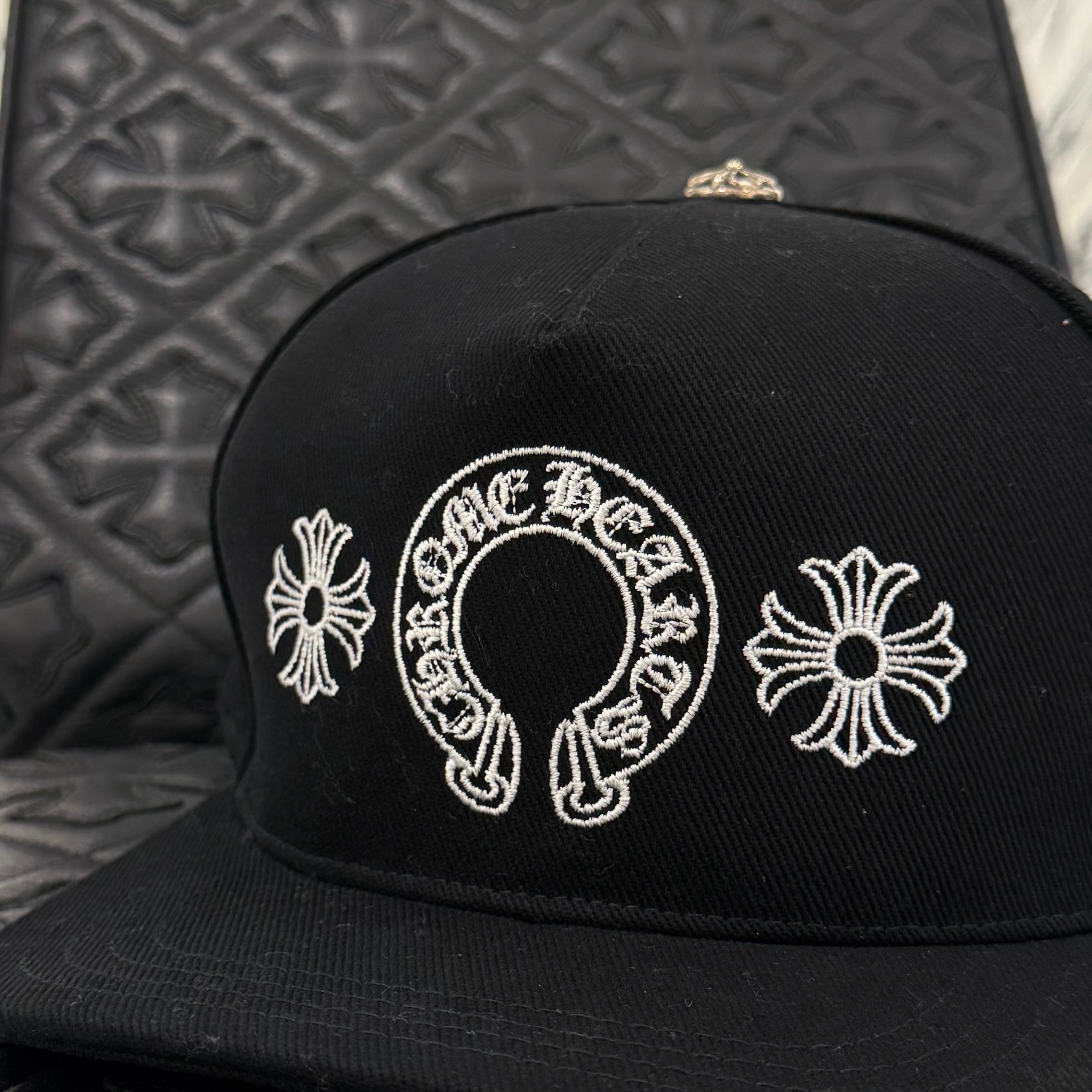 CHROME HEARTS CH Plus Horseshoe Embroidery Baseball Cap Size ONE SIZE（51-61）クロムハーツ CHプラス ホースシュー 刺繍 ベースボールキャップ サイズONE SIZE（51-61)