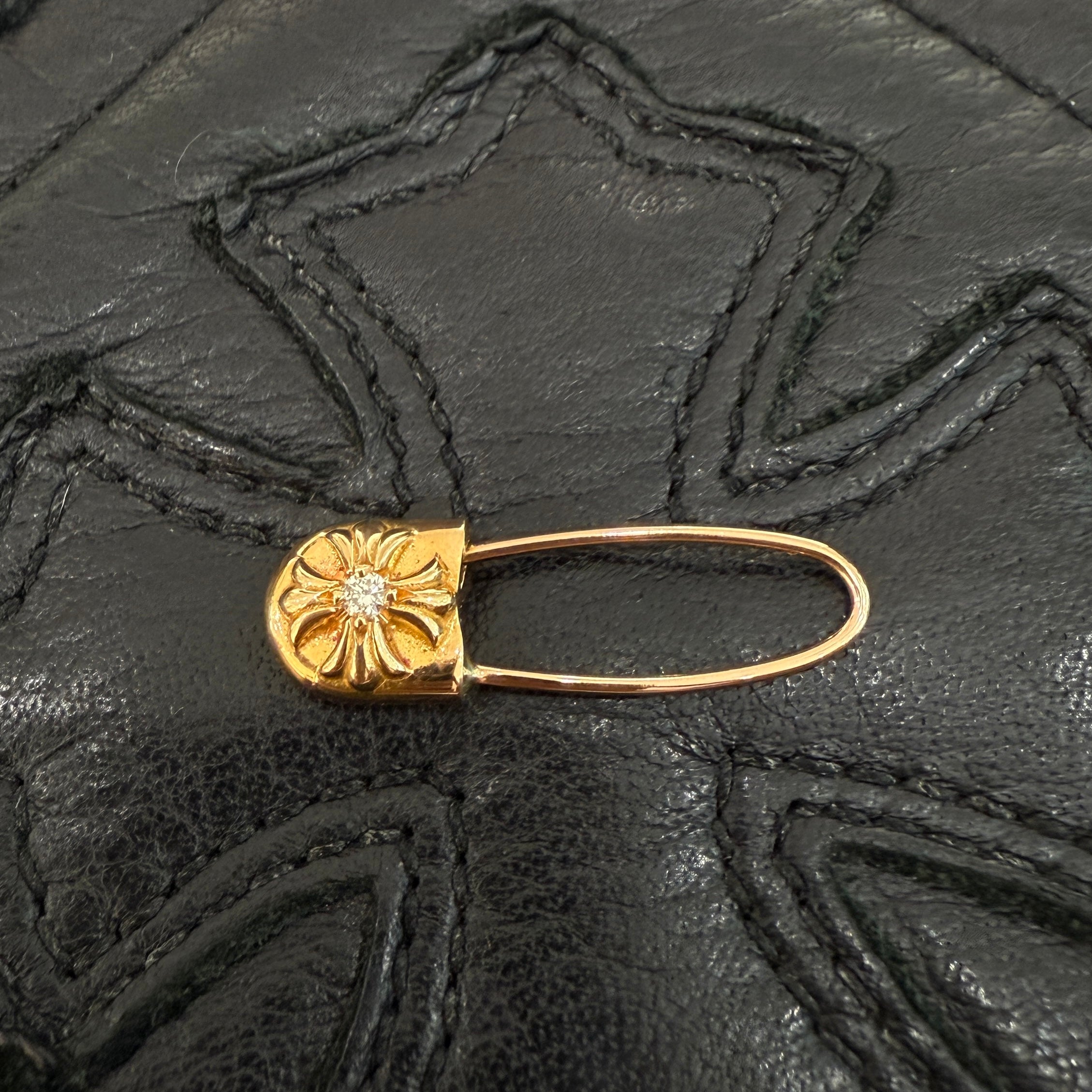 CHROME HEARTS 22K Safety Pin 1 Diamond Earrings クロムハーツ 22K セーフティ ピン 1 ダイヤモンド イヤリング ピアス