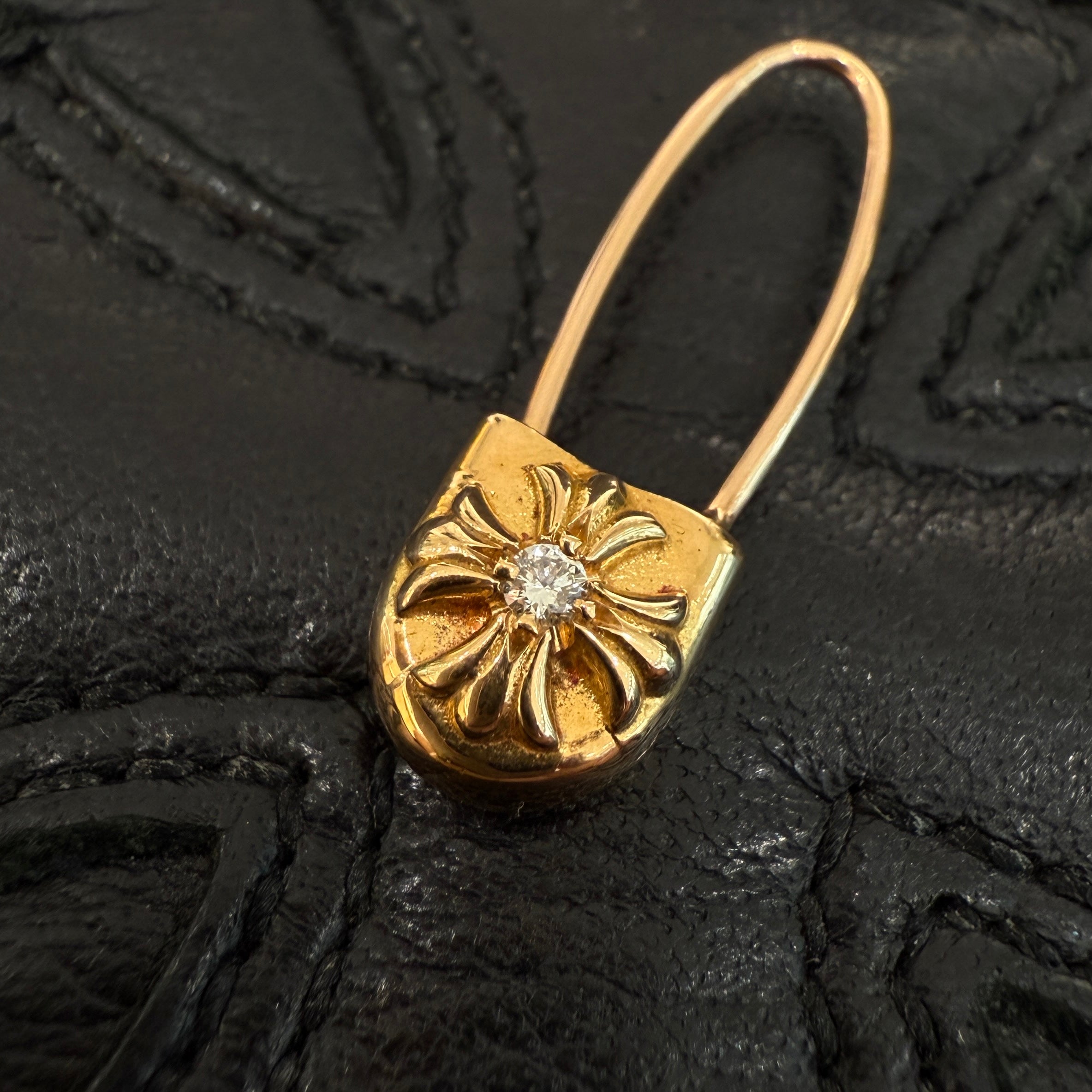 CHROME HEARTS 22K Safety Pin 1 Diamond Earrings クロムハーツ 22K セーフティ ピン 1 ダイヤモンド イヤリング ピアス