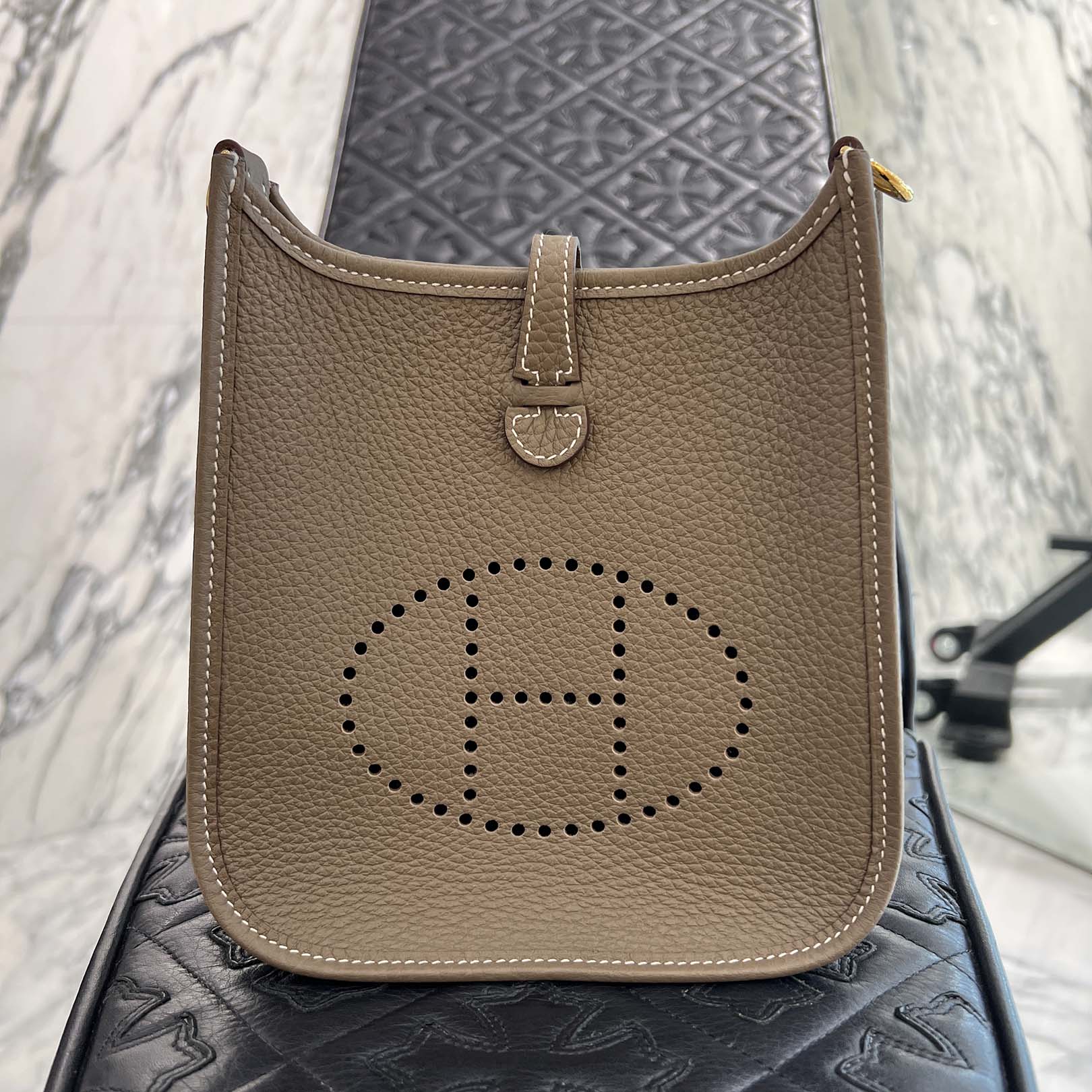 HERMES Evelyn Amazon TPM "Etoupe" W刻印 エルメス エブリン アマゾン TPM "エトゥープ" レザーショルダーバッグ W刻印