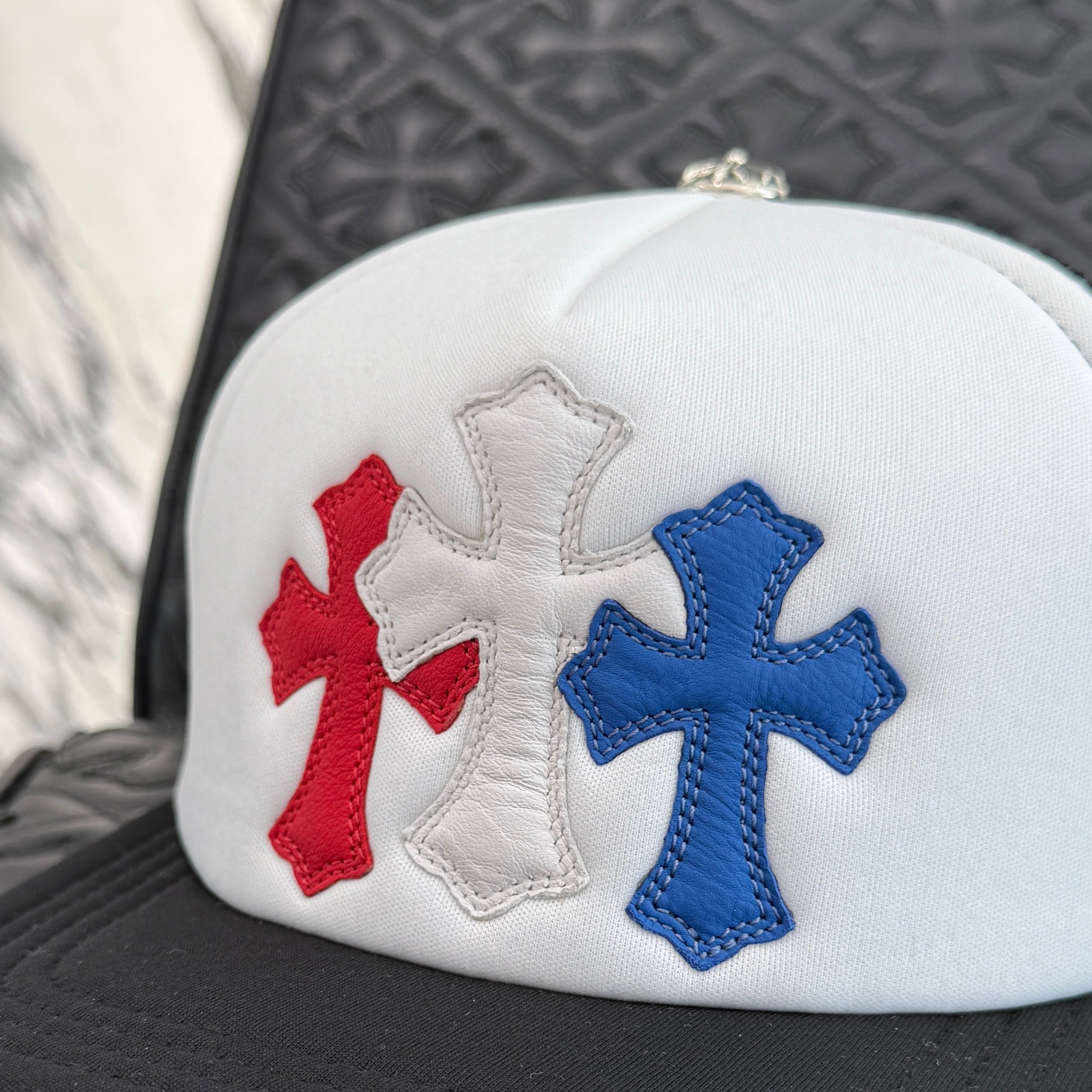 †Chrome Hearts†重ねられたクロスパッチが目を奪う真夏の主役 抱き枕としても使える クロムハーツのクロスパッチ レザーピロー