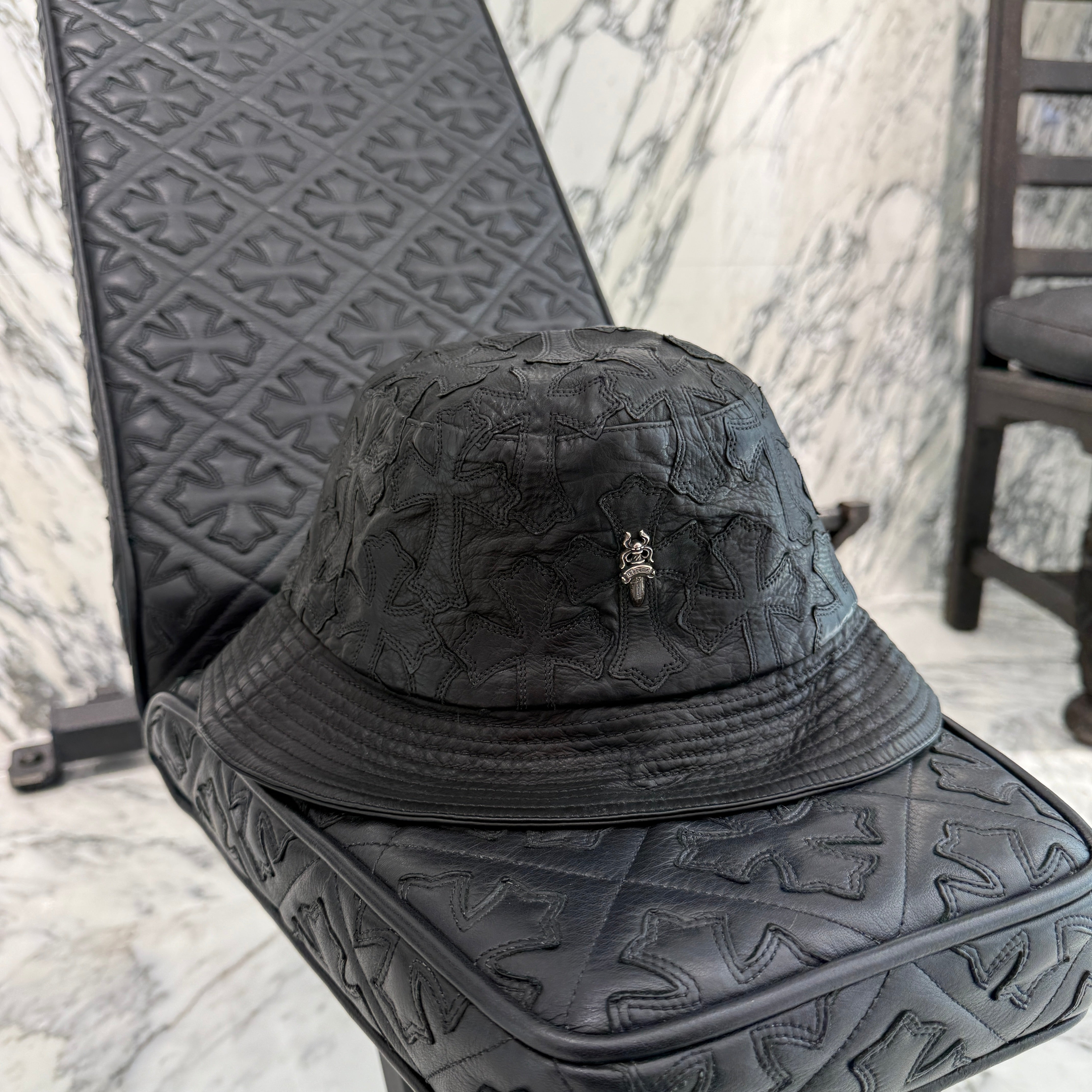 yukiCHROME HEARTS クロスレザーパッチ バケットハット CHROME HEARTS Dagger Cross Leather Patch Leather Bucket Hat