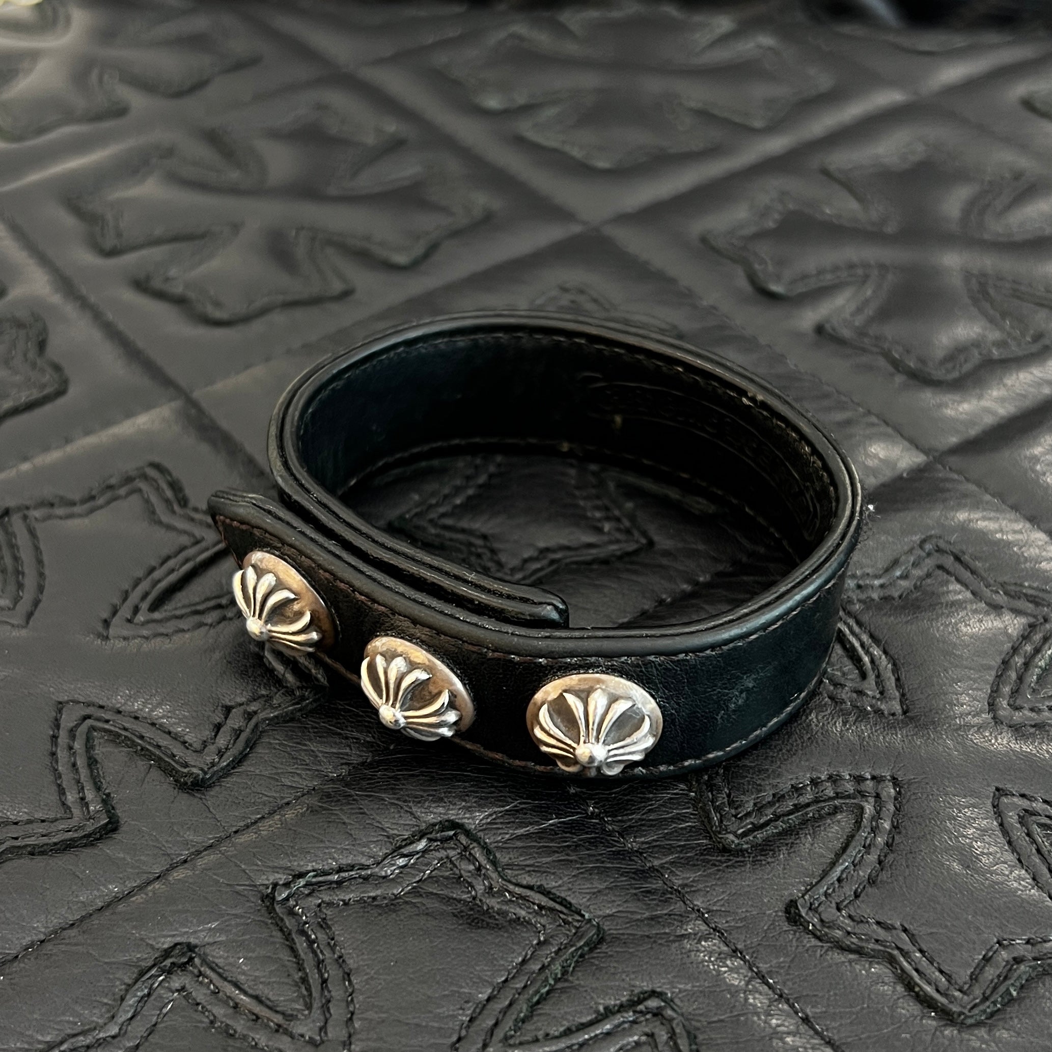 CHROME HEARTS 3BTN 2SNP LEATHER BRACELET クロムハーツ クロスボール 3ボタン 2スナップ レザーブレスレット