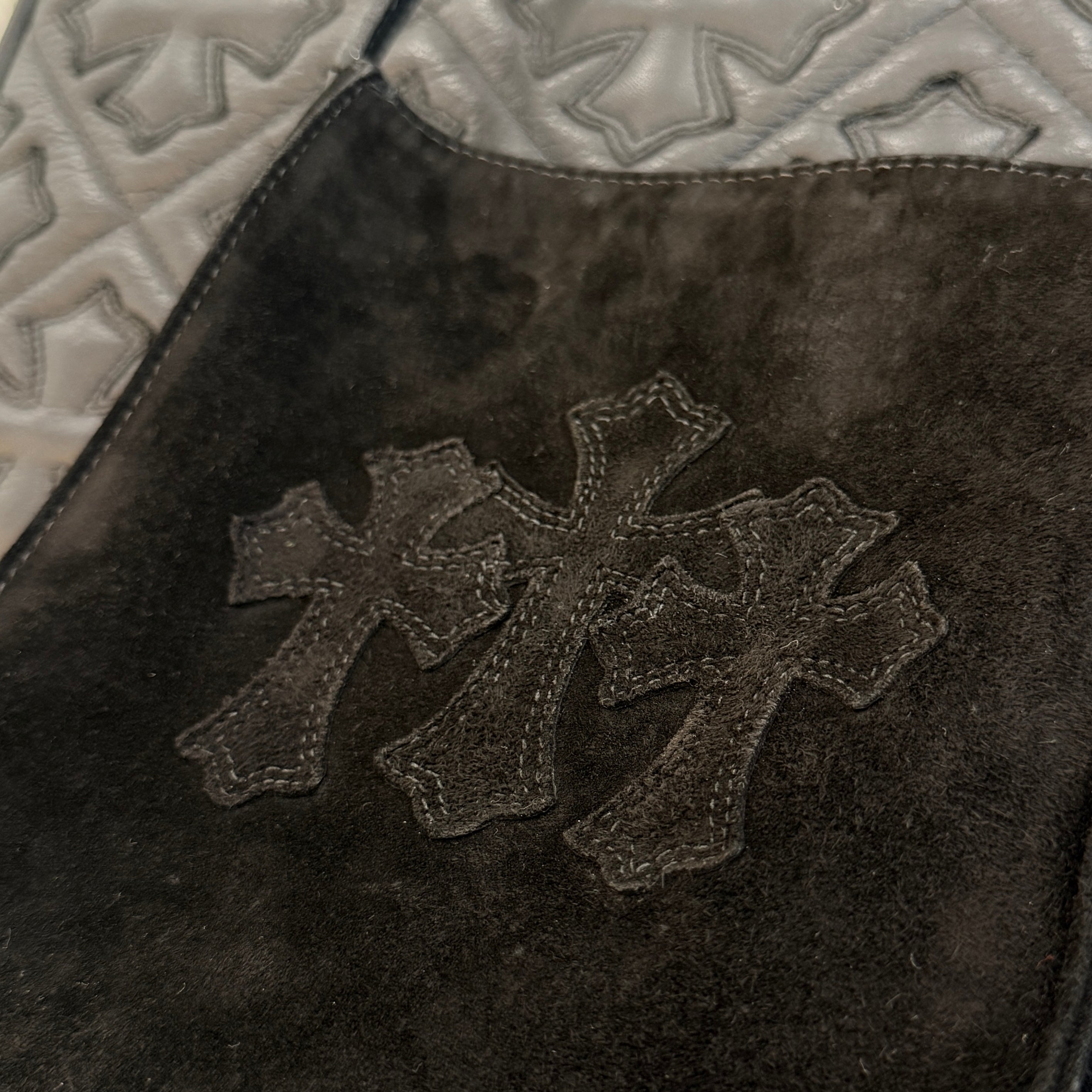 CHROME HEARTS Suede Leather Square Pocket 3 Cemetery Cross Leather Patch Shoulder Bag クロムハーツ スエードレザー スクエアポケット 3セメタリークロス レザーパッチ ショルダーバッグ