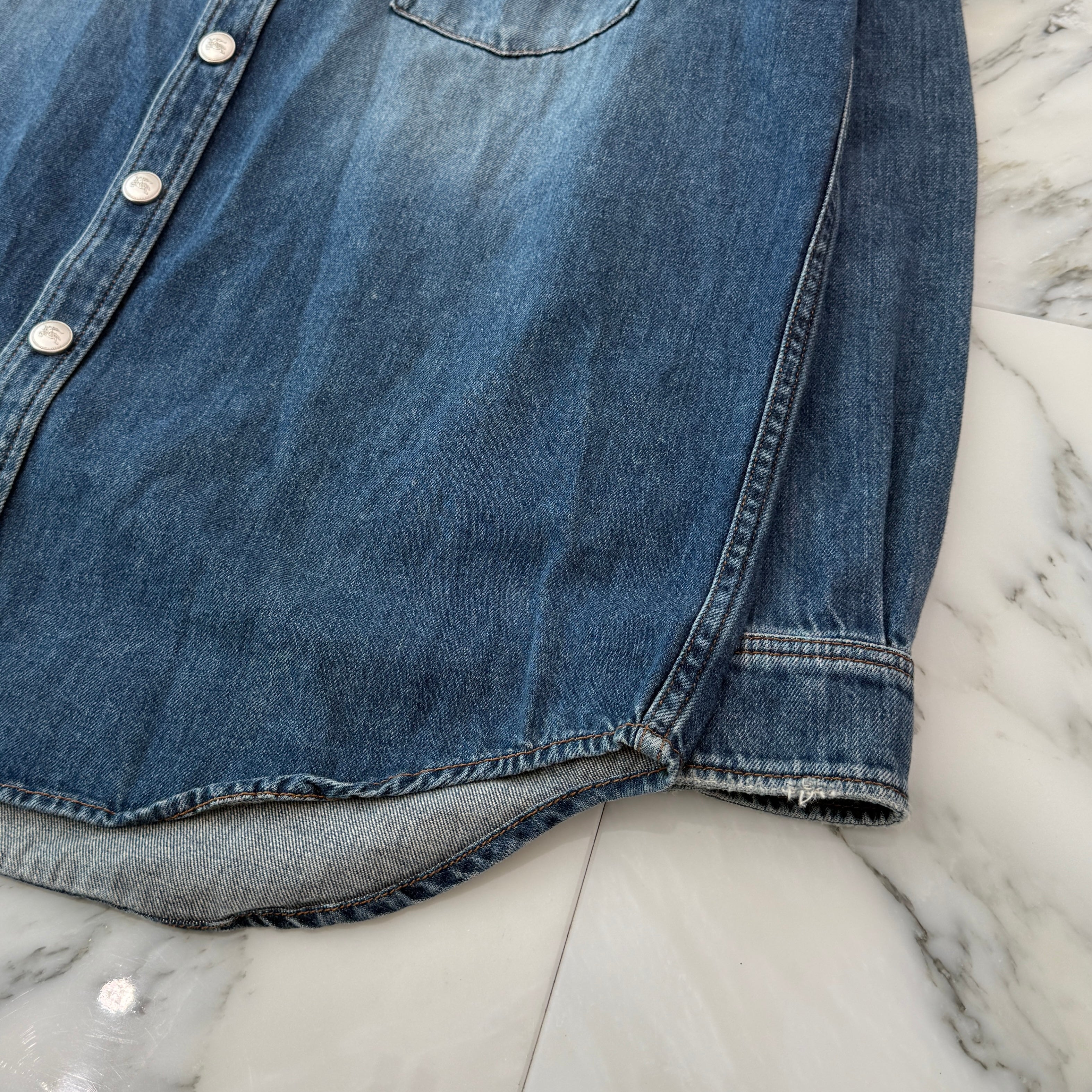 今期人気新品BURBERRYバーバリーオーバーデニムシャツ インディゴ デニム オーバーシャツ (ダークインディゴ) - メンズ | Burberry®公式