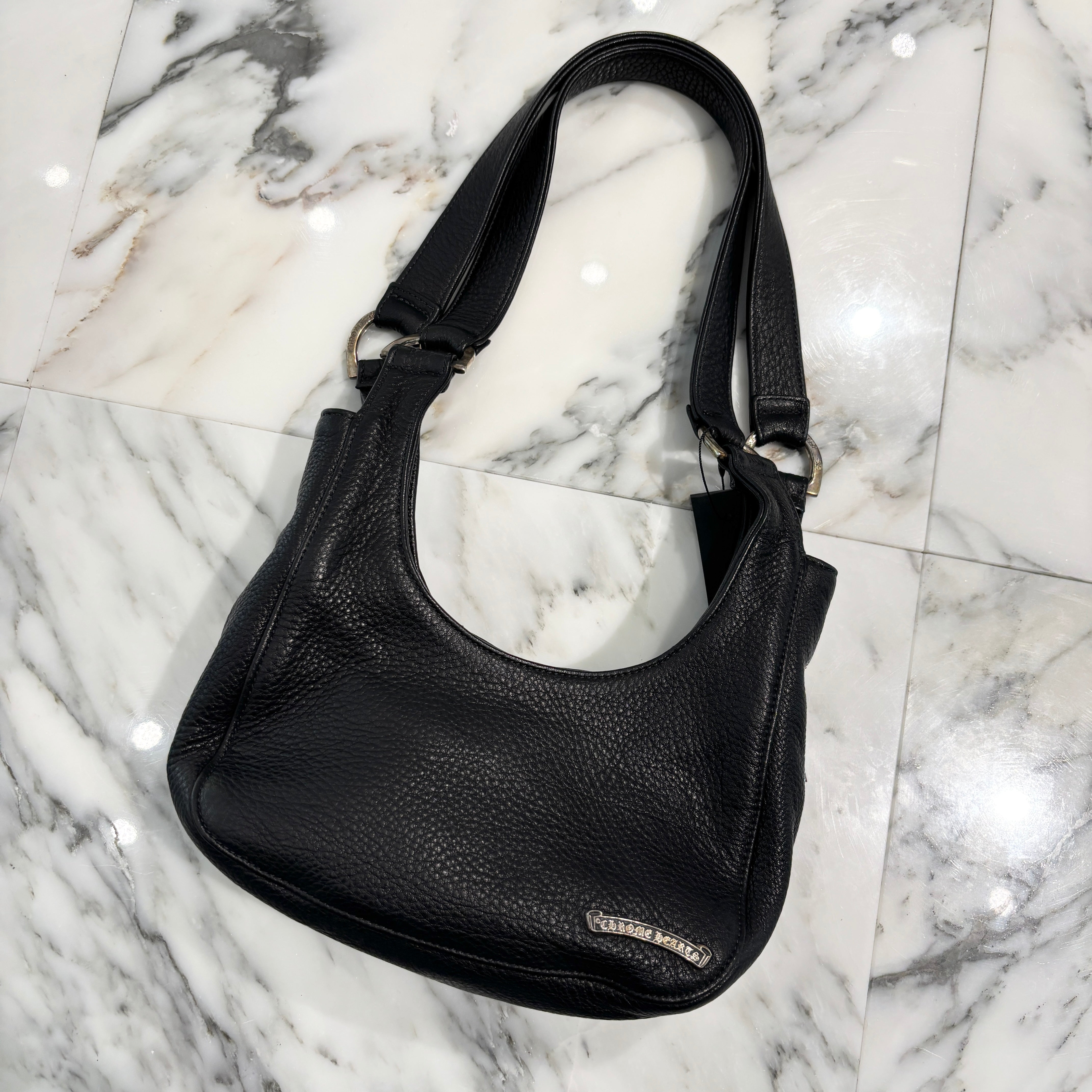 ✨新品未使用✨クロムハーツ　レザーショルダーバッグ　スクロール クロムハーツ レザー セメタリークロスパッチ ラージ ソフトショルダー