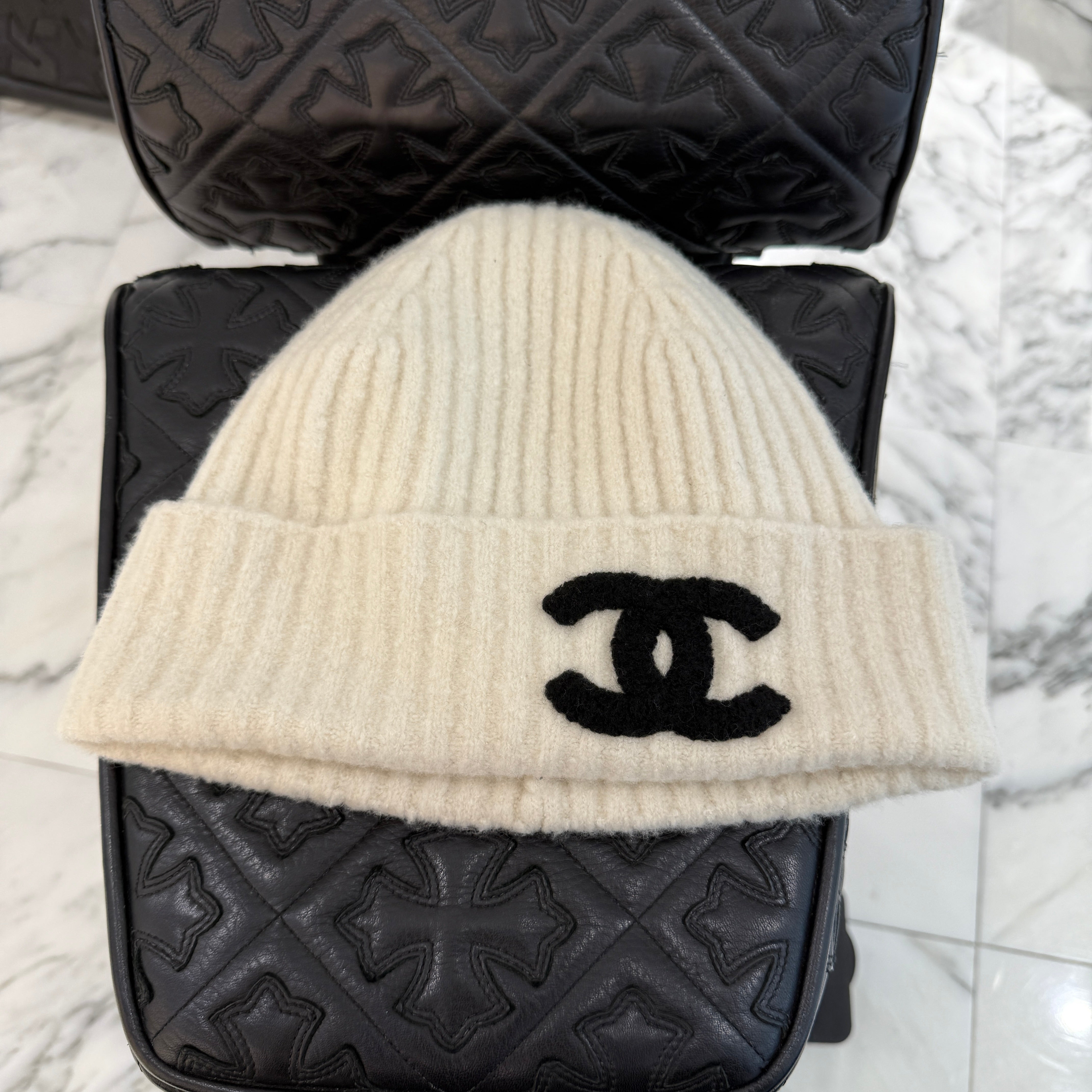[美品]CHANELカシミヤビーニー2024AW白黒ロゴ　箱・タグ・証明書付 CHANEL 2024AW Coco Mark Cashmere Knit Beanie シャネル ココマーク