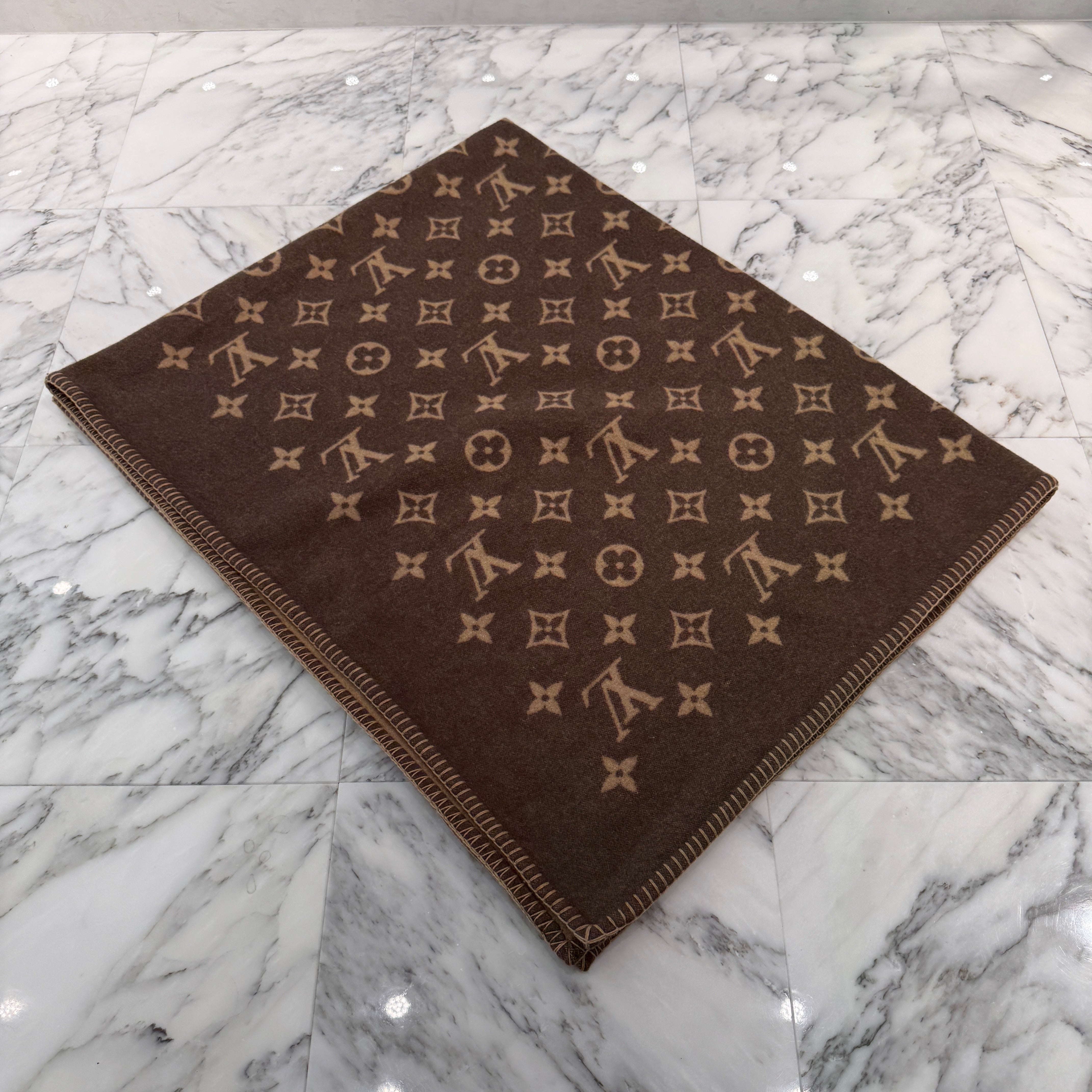 LOUIS VUITTON Plaid Neo Monogram Blanket ルイヴィトン プレッド