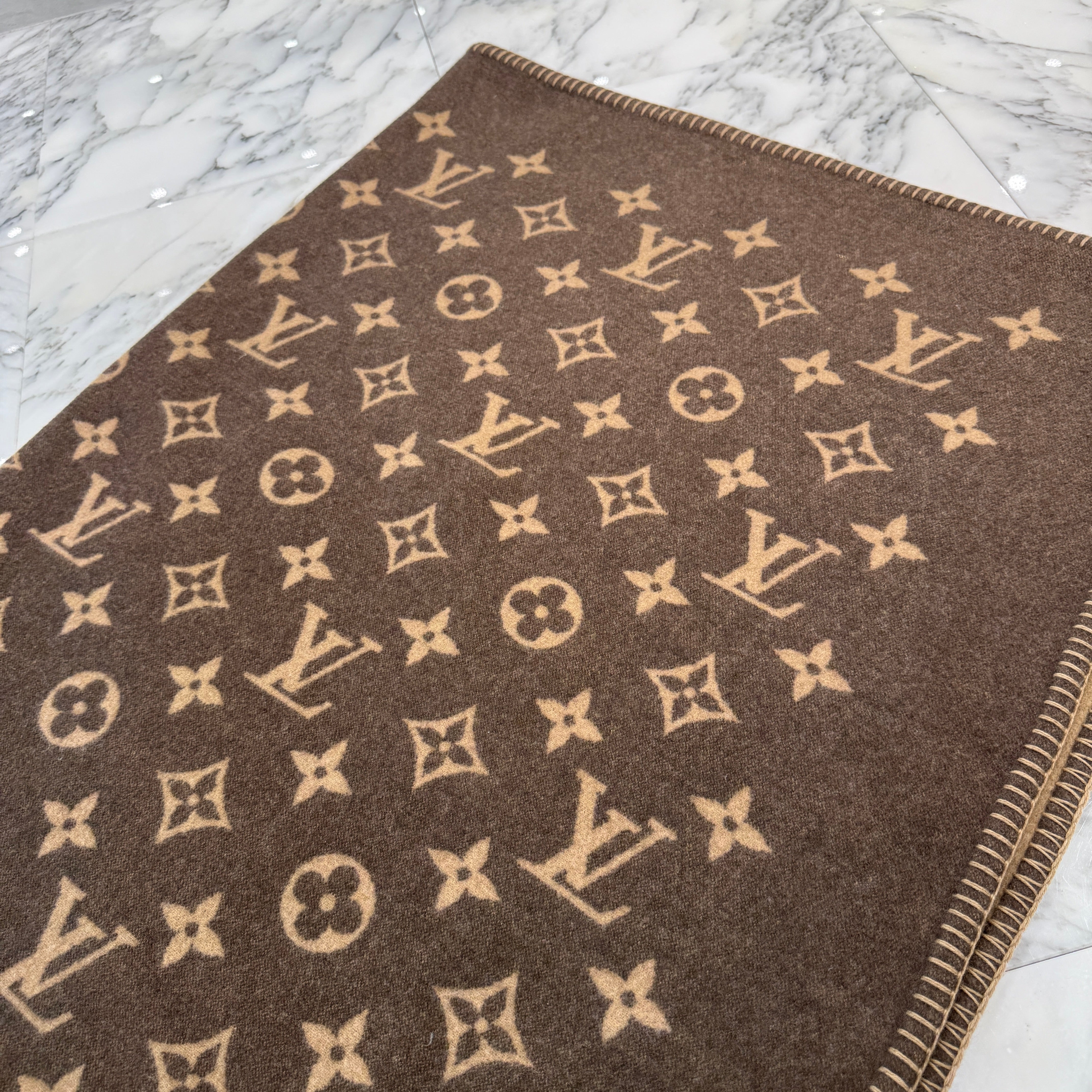 LOUIS VUITTON Plaid Neo Monogram Blanket ルイヴィトン プレッド・ネオ モノグラム ブランケット