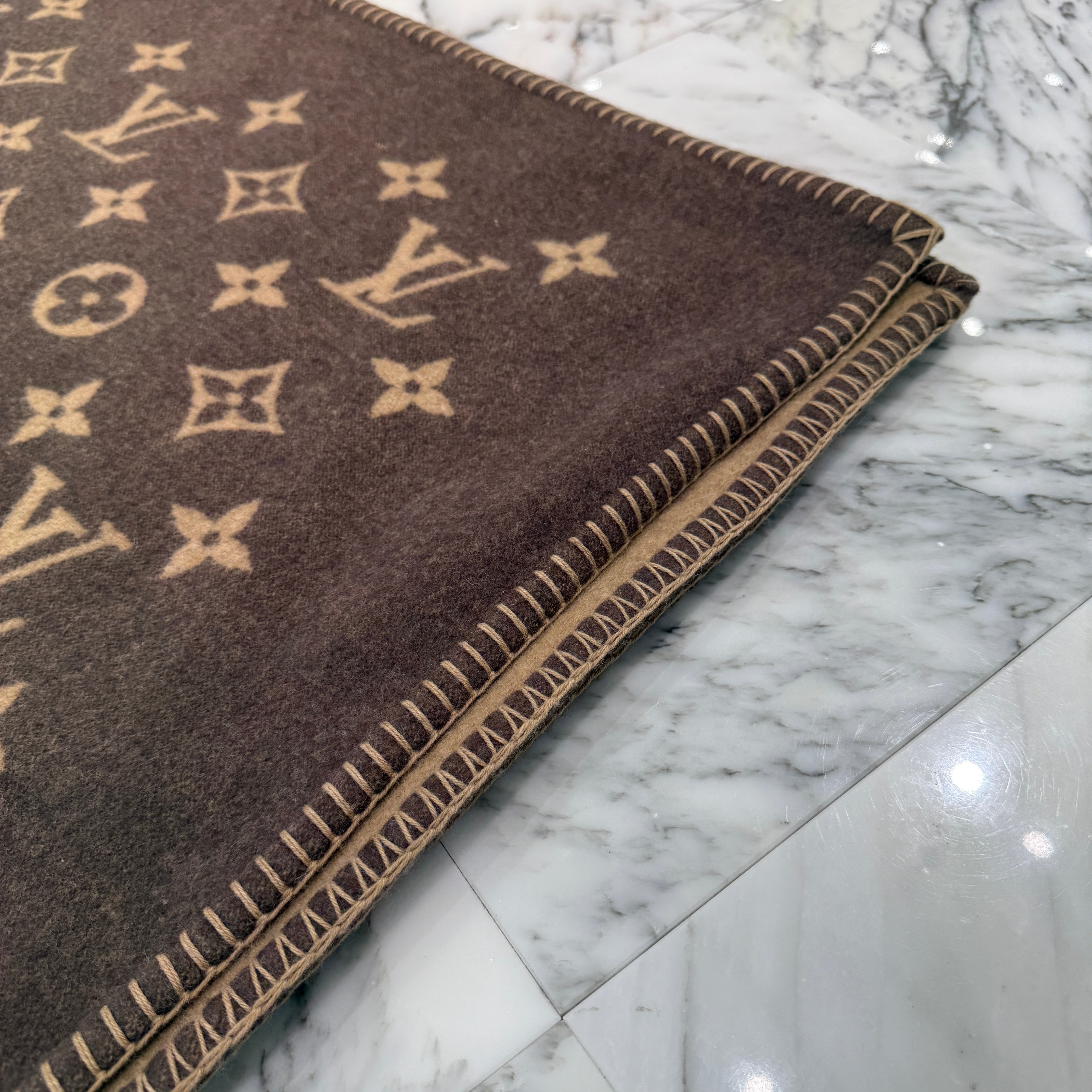 LOUIS VUITTON Plaid Neo Monogram Blanket ルイヴィトン プレッド・ネオ モノグラム ブランケット