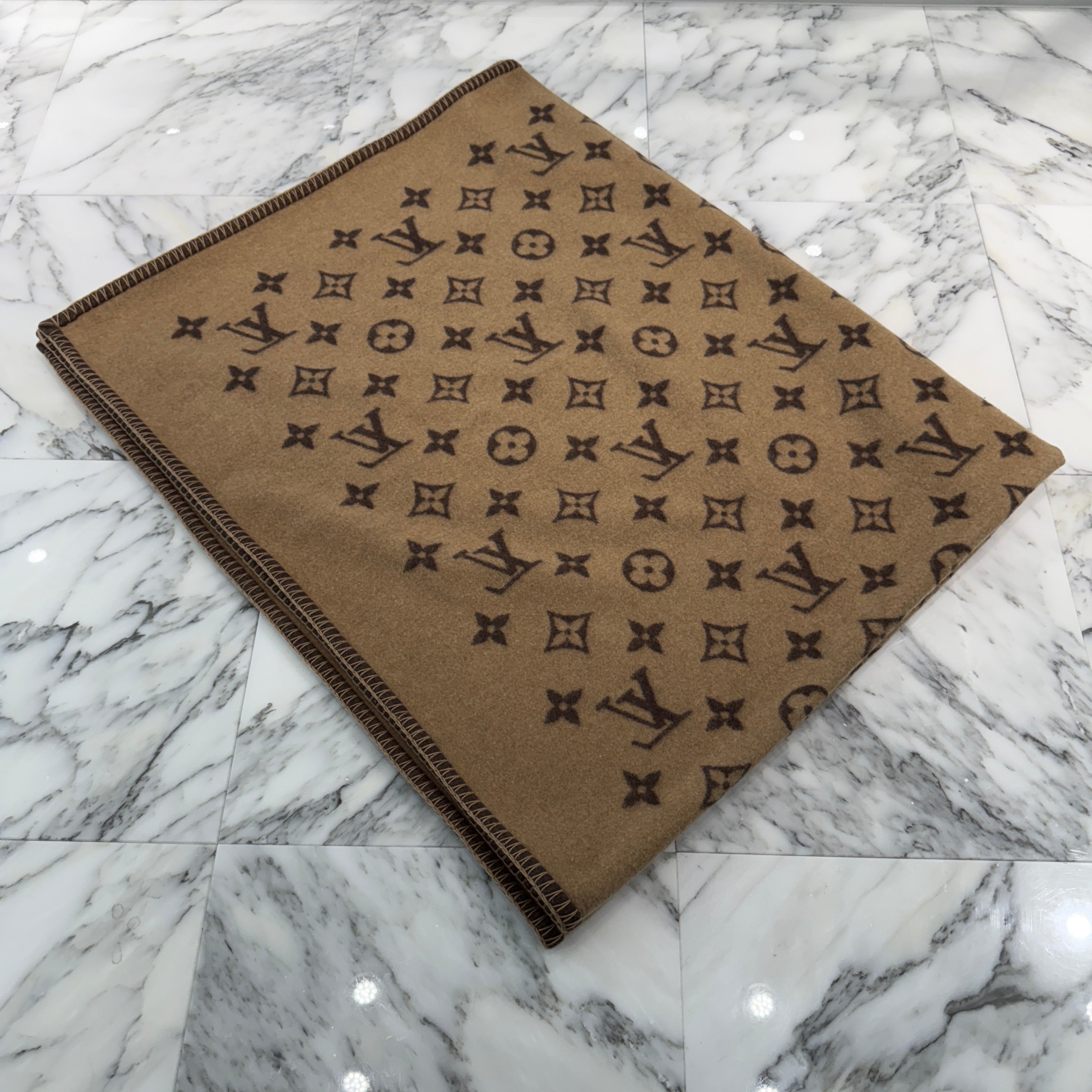 LOUIS VUITTON Plaid Neo Monogram Blanket ルイヴィトン プレッド