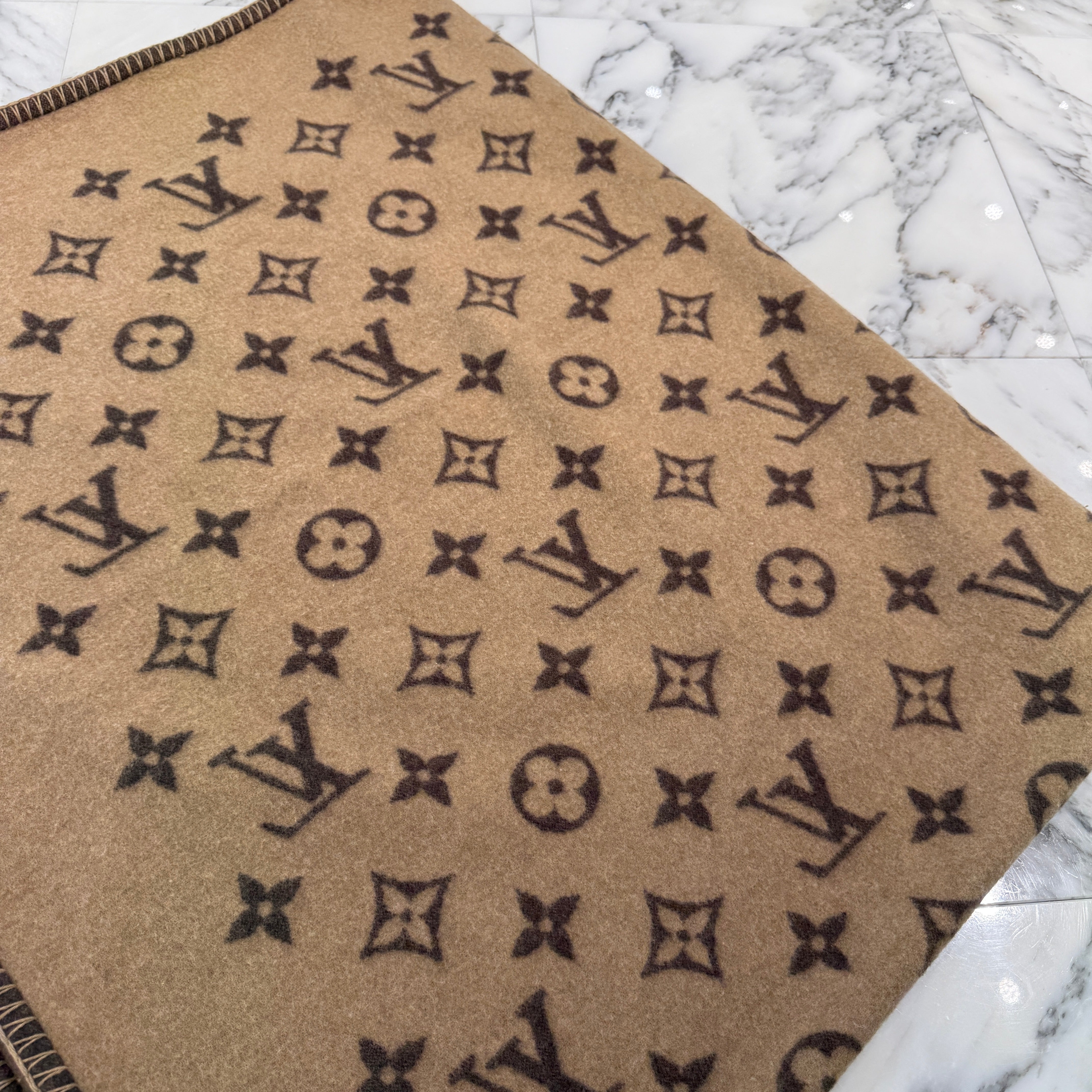 LOUIS VUITTON Plaid Neo Monogram Blanket ルイヴィトン プレッド