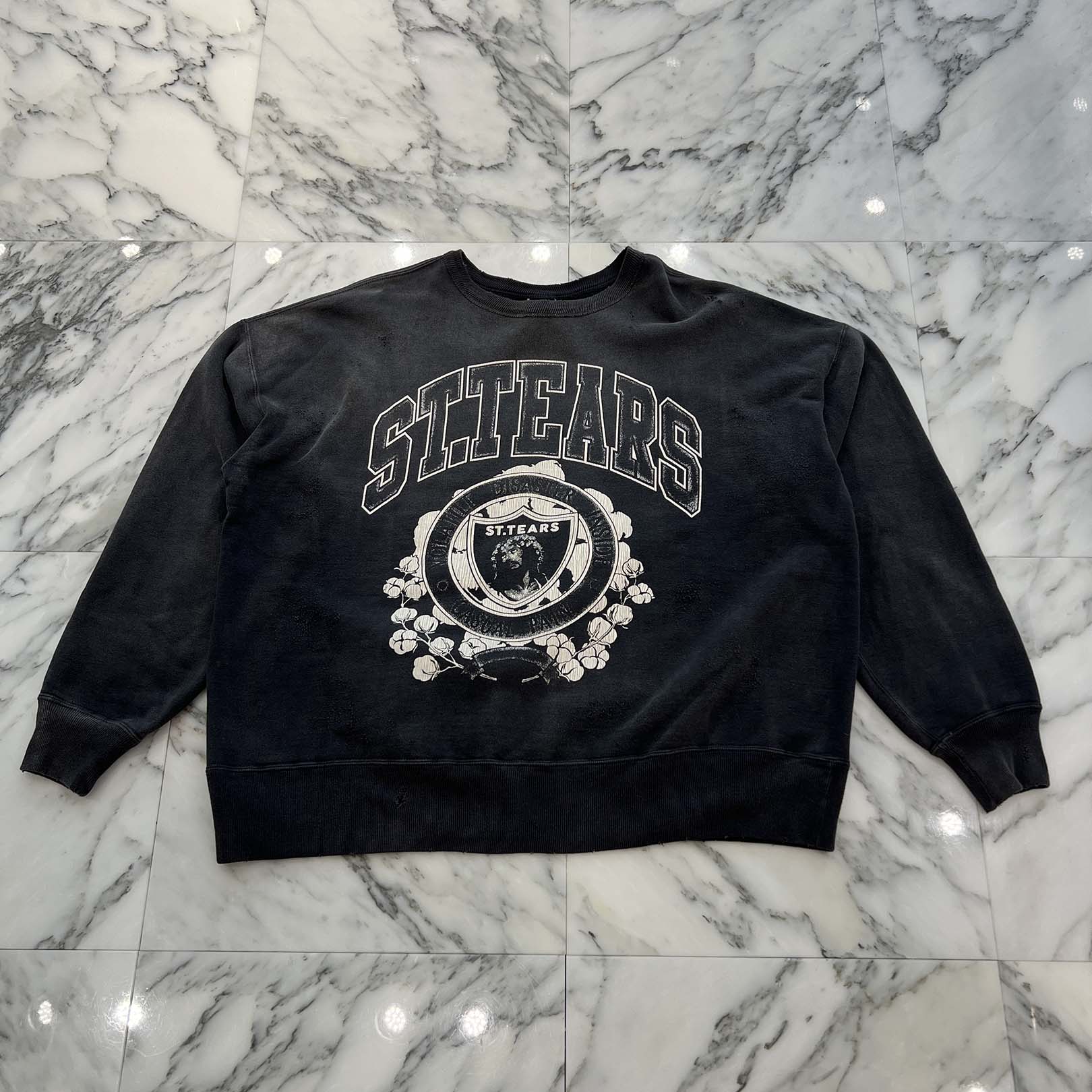 SAINT Mxxxxxx × Denim Tears 2024SS "ST.TEARS" Logo Print Crew Neck Sweat Shirt SM-YS8-0000-C02 Size XL セントマイケル × デニムティアーズ "セントティアーズ" ロゴプリント クルーネック スウェットシャツ サイズXL