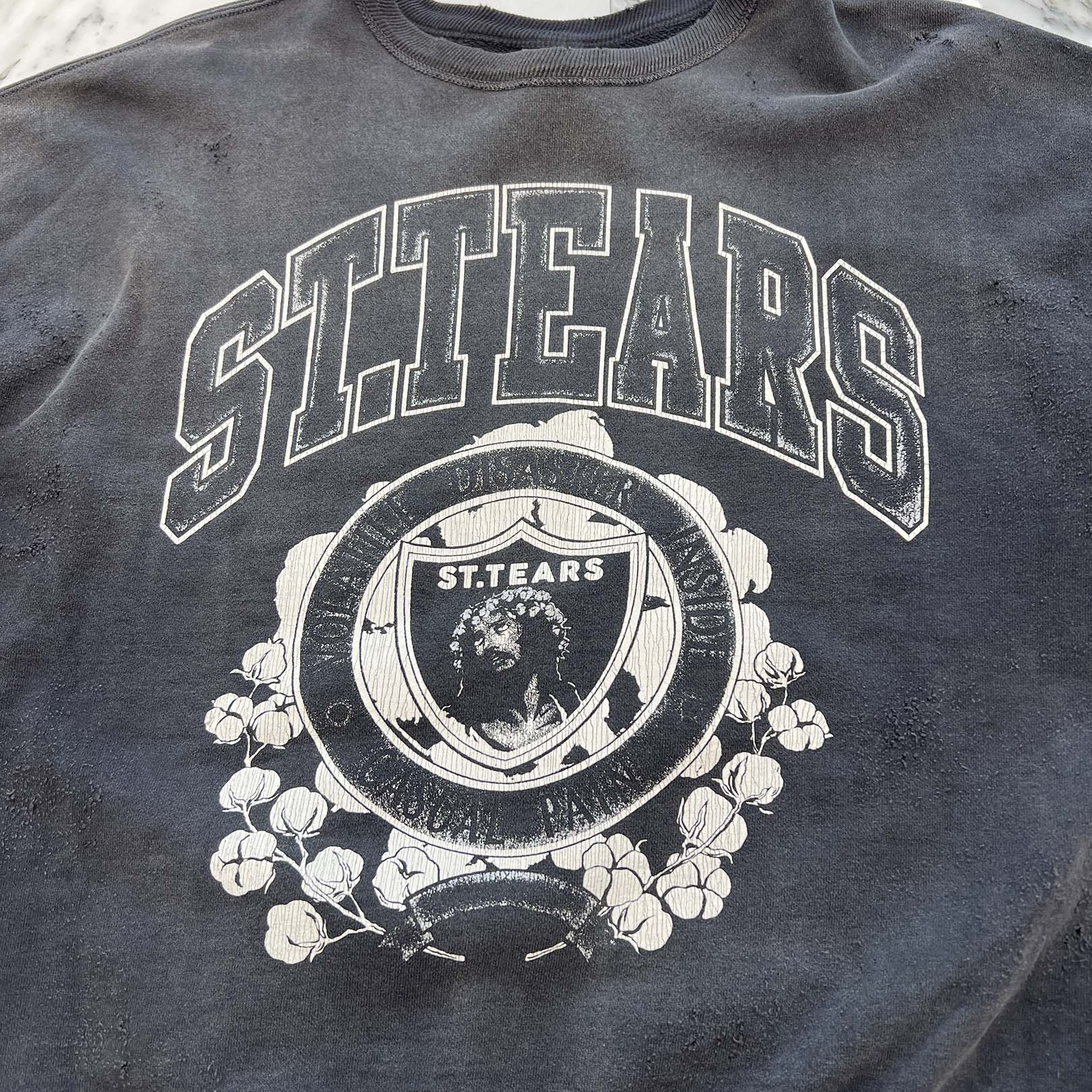 SAINT Mxxxxxx × Denim Tears 2024SS "ST.TEARS" Logo Print Crew Neck Sweat Shirt SM-YS8-0000-C02 Size XL セントマイケル × デニムティアーズ "セントティアーズ" ロゴプリント クルーネック スウェットシャツ サイズXL