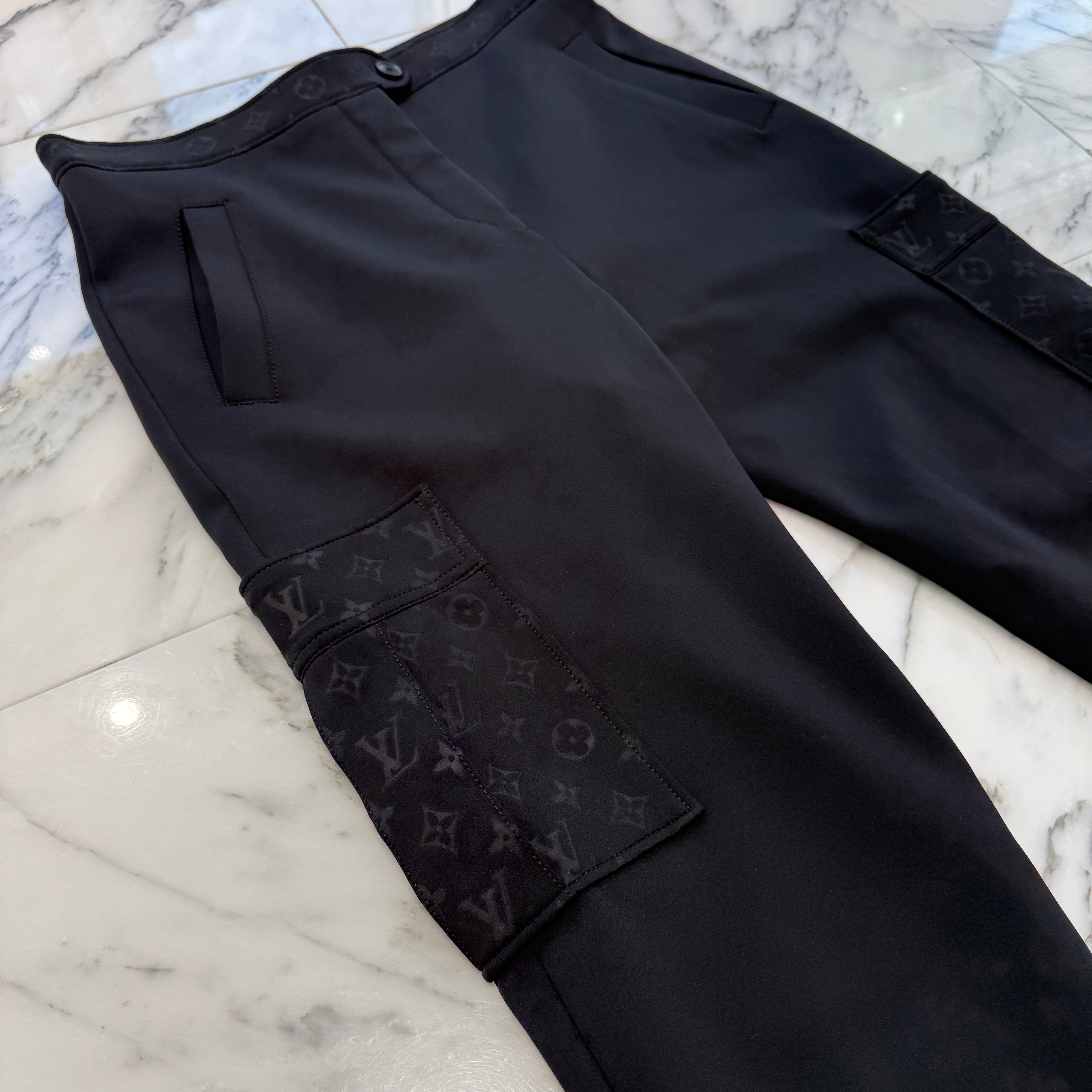 現行／定価146,300円☆LOUIS VUITTON　エンボス　スラックス LOUIS VUITTON 2022AW Monogram Embossed Cargo Pants FMPA42