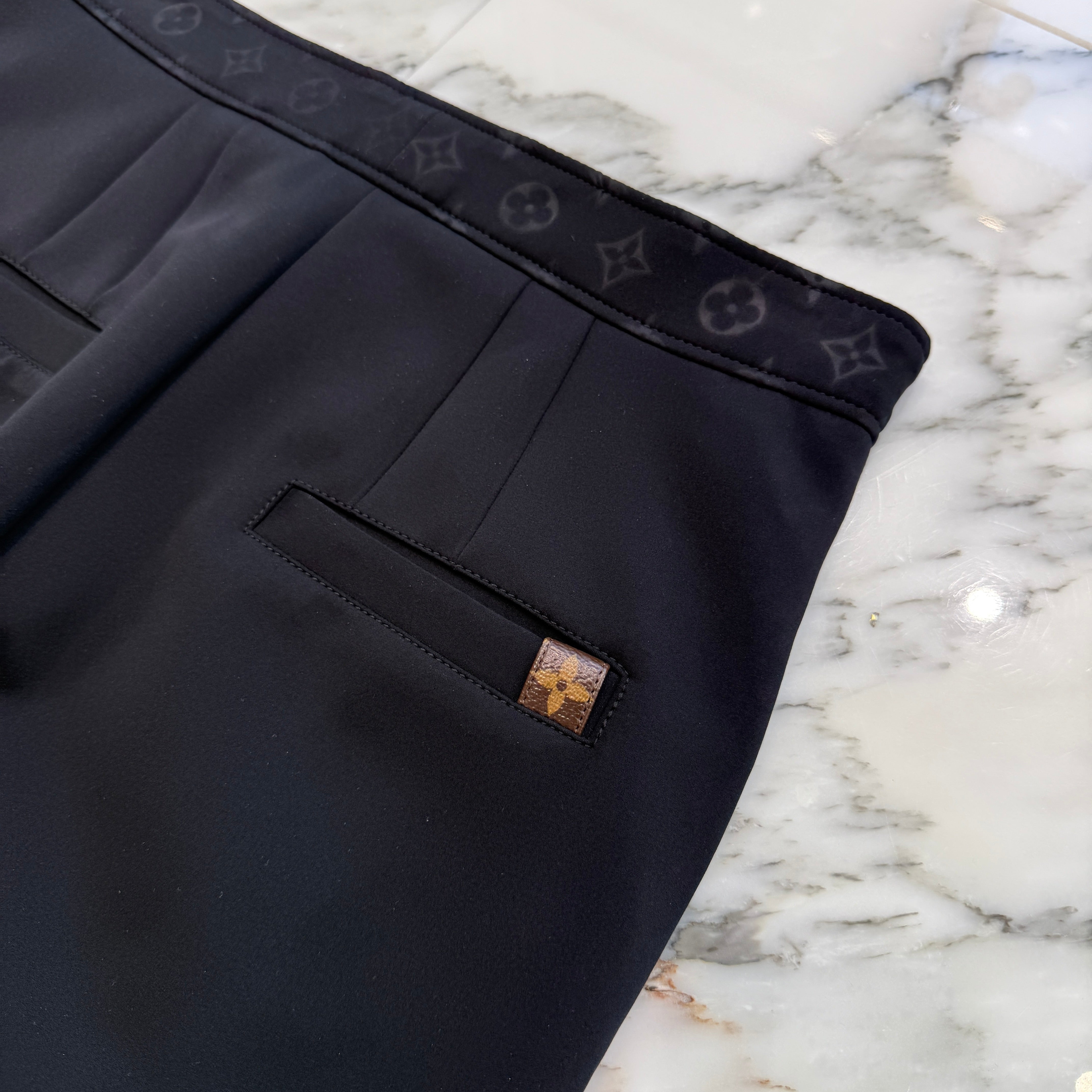 現行／定価146,300円☆LOUIS VUITTON　エンボス　スラックス LOUIS VUITTON ルイヴィトン 23SS エンボスロゴ刺繍スラックス