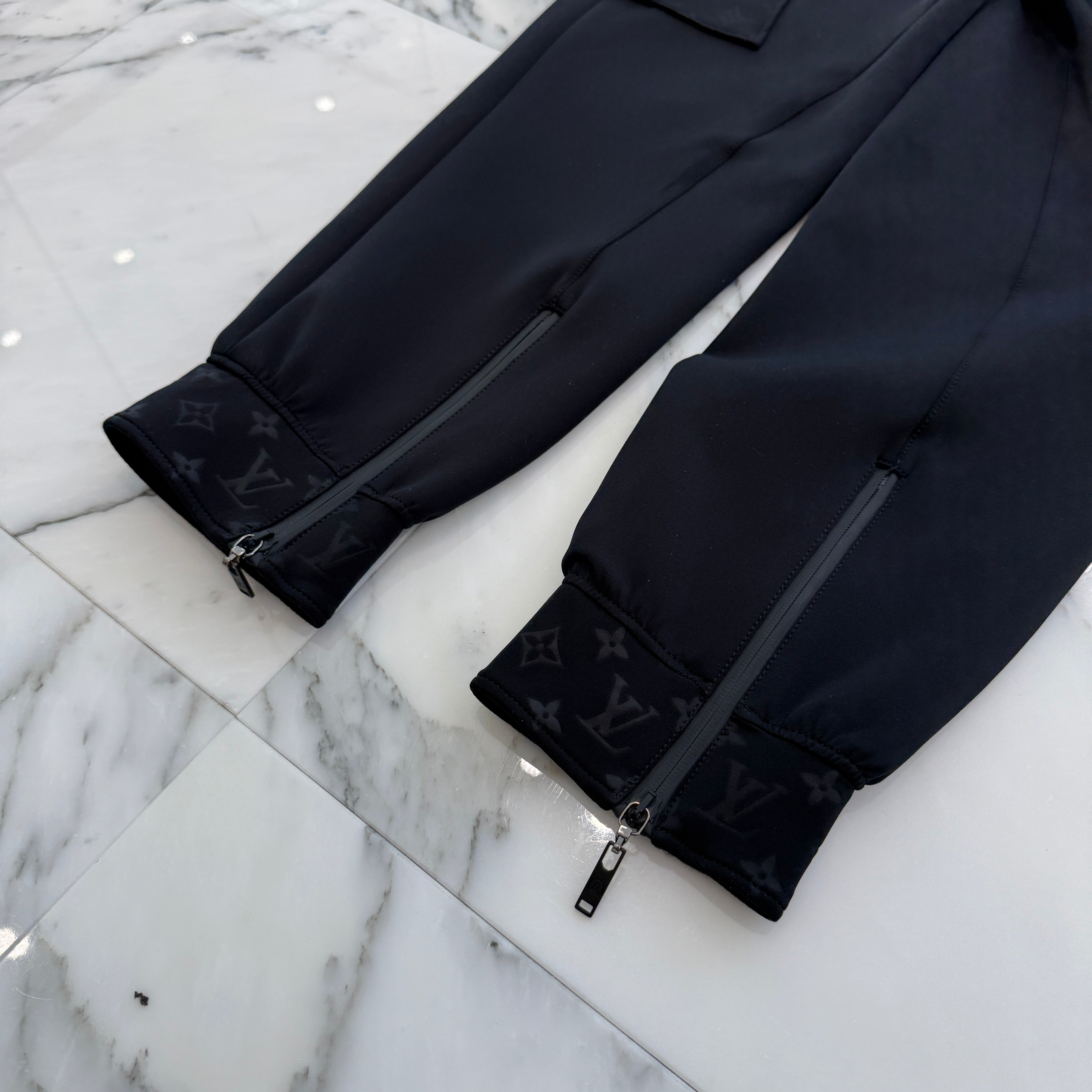 現行／定価146,300円☆LOUIS VUITTON　エンボス　スラックス LOUIS VUITTON 2022AW Monogram Embossed Cargo Pants FMPA42