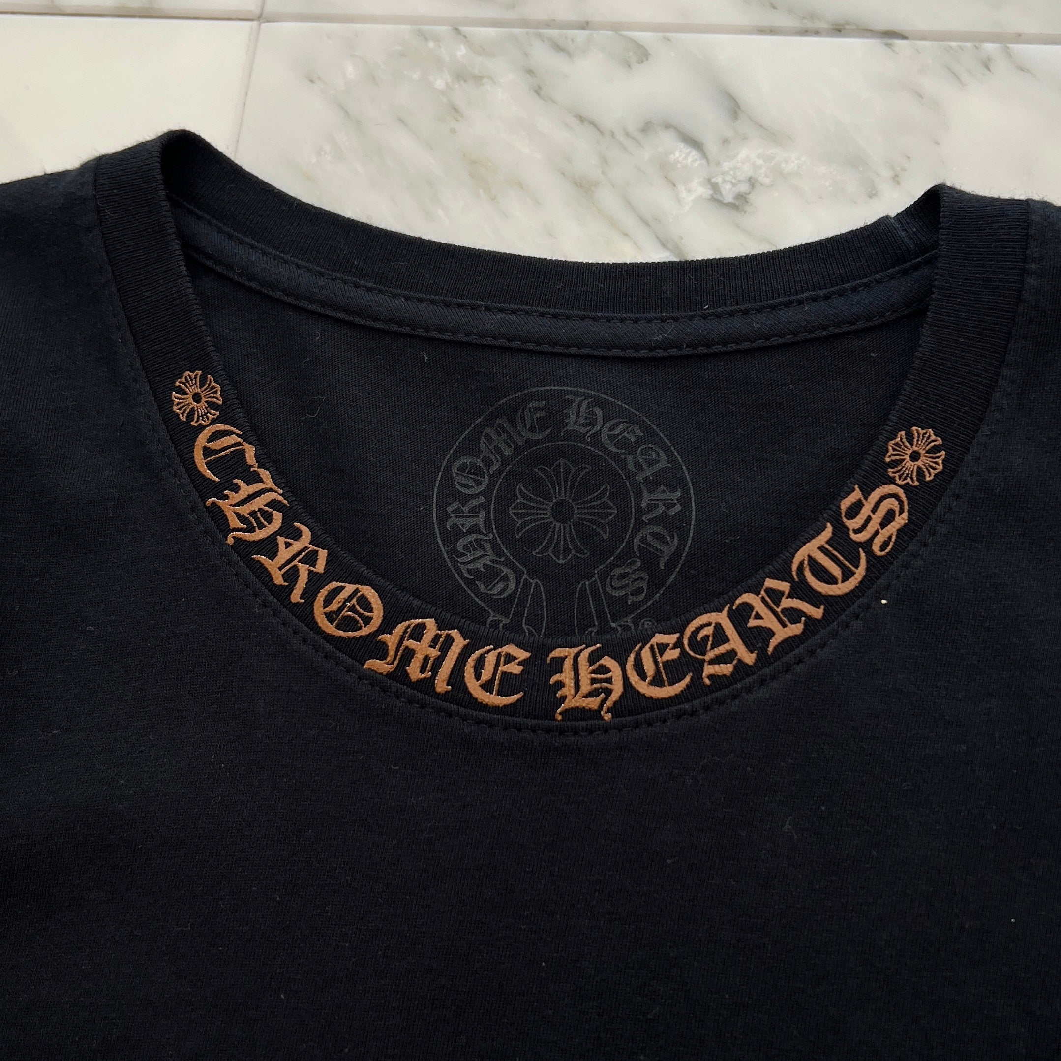CHROME HEARTS Old English Brown Neck Logo Tee Size L クロムハーツ オールドイングリッシュ ブラウン ネックロゴTシャツ サイズL