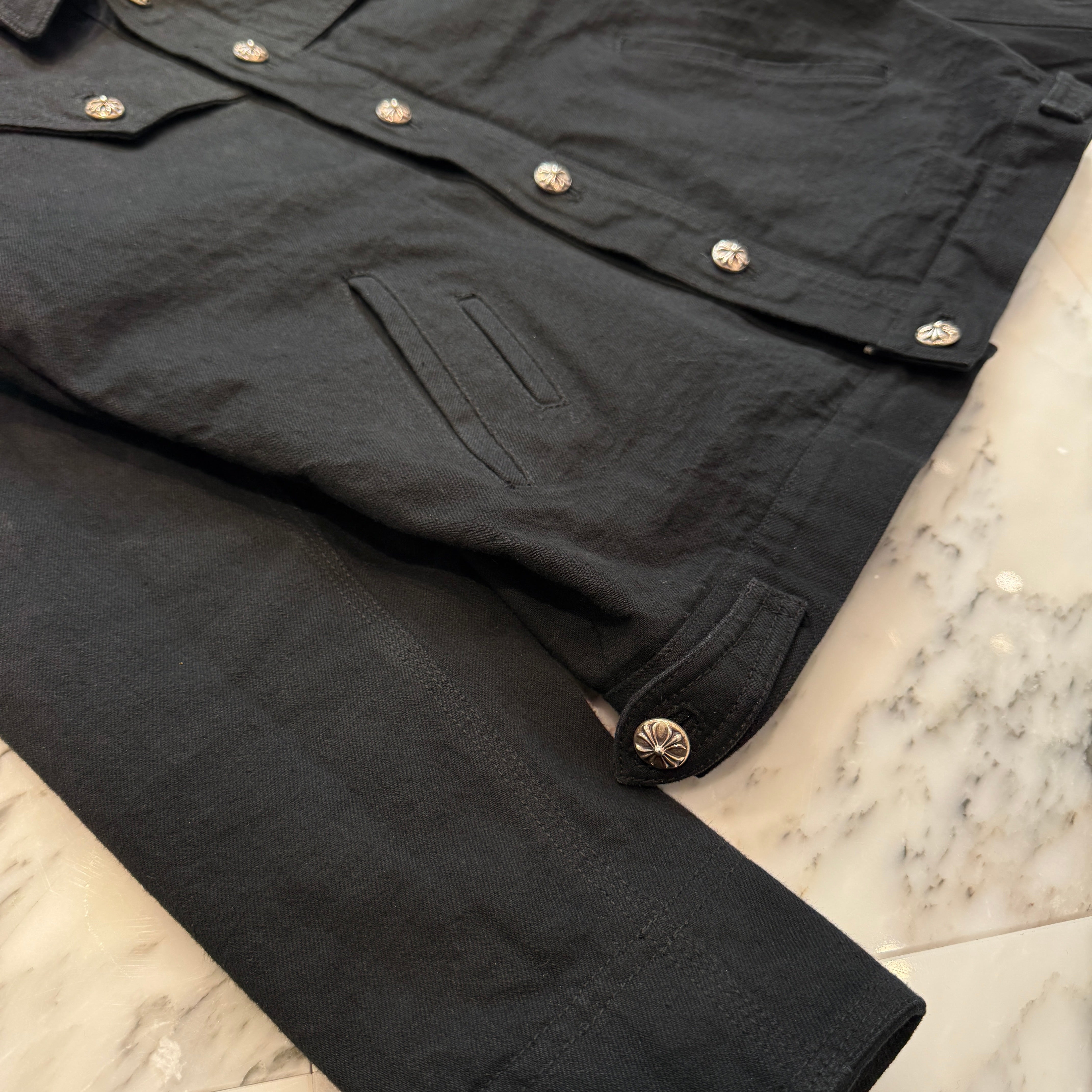 CHROME HEARTS Floral Cross Leather Patch Flare Knee Sleeve Denim Jacket Size M クロムハーツ フローラルクロス レザーパッチ フレアニー スリーブ デニムジャケット サイズM