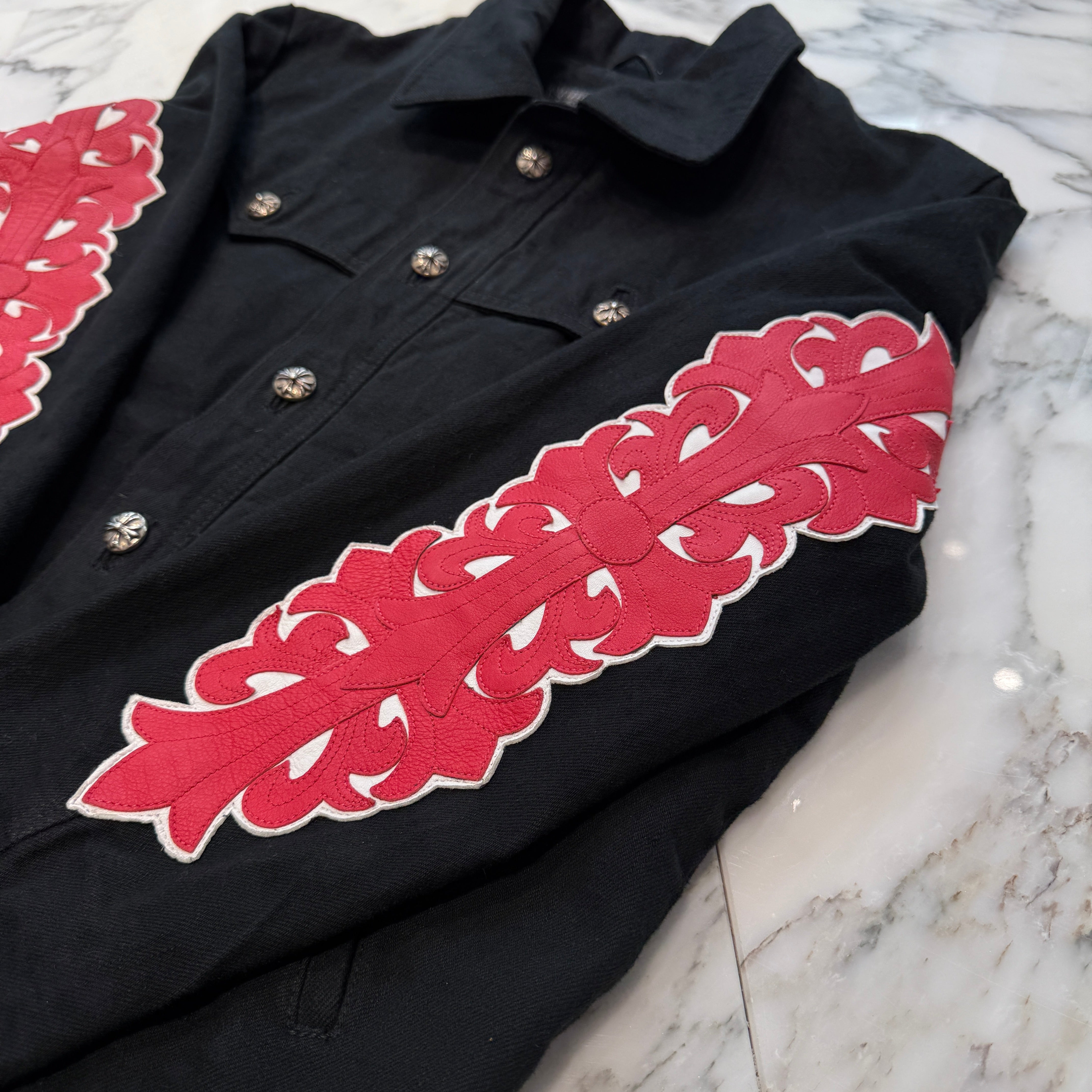 CHROME HEARTS Floral Cross Leather Patch Flare Knee Sleeve Denim Jacket Size M クロムハーツ フローラルクロス レザーパッチ フレアニー スリーブ デニムジャケット サイズM