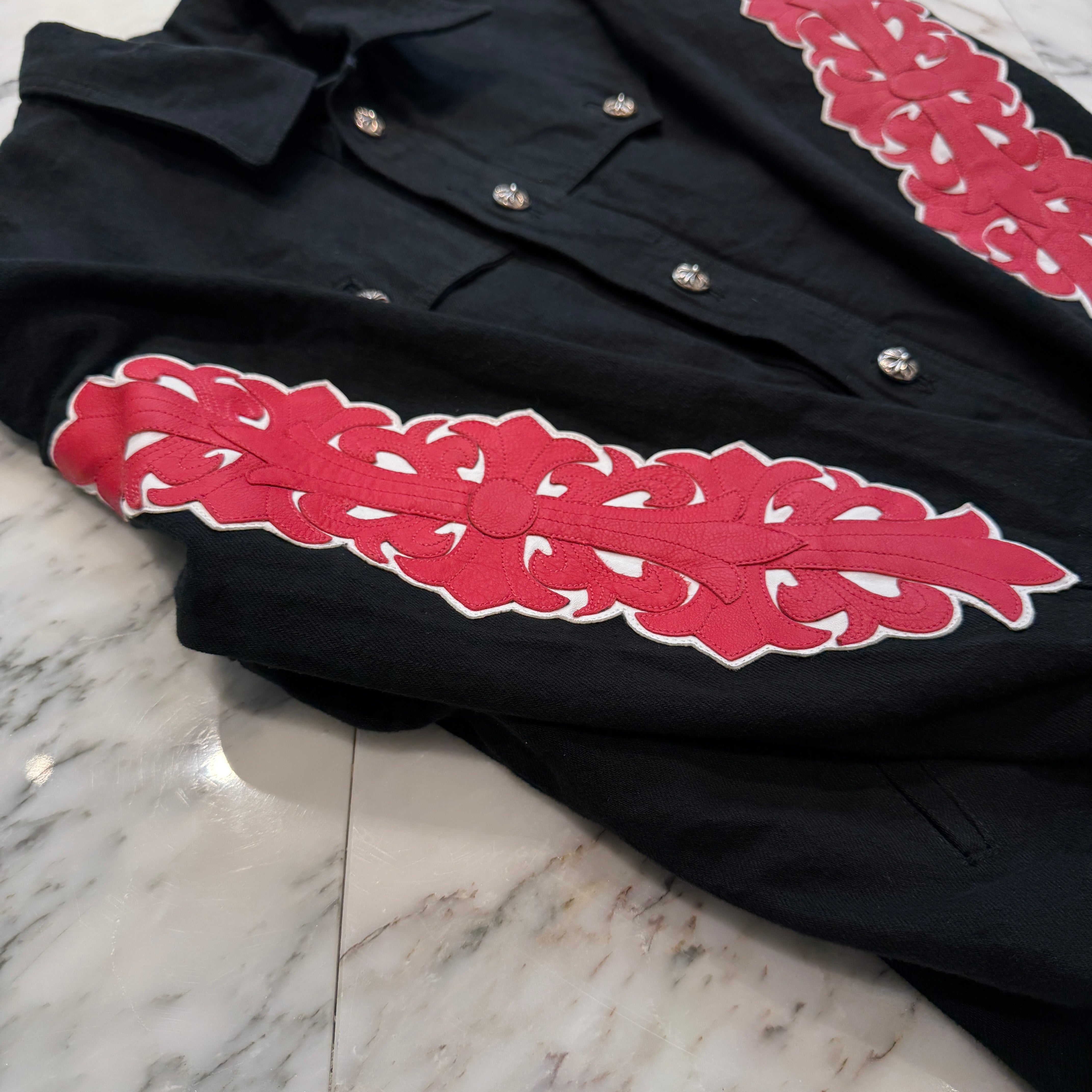 CHROME HEARTS Floral Cross Leather Patch Flare Knee Sleeve Denim Jacket Size M クロムハーツ フローラルクロス レザーパッチ フレアニー スリーブ デニムジャケット サイズM