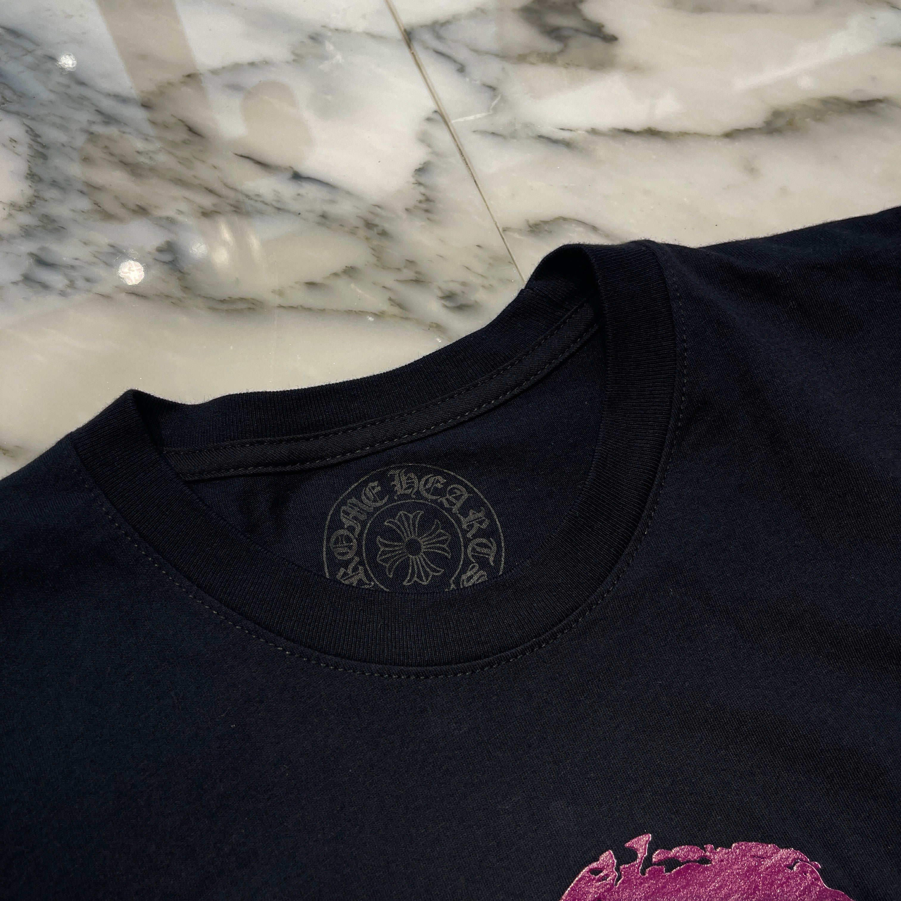 CHROME HEARTS FOTI Neon Purple Back Scroll Logo Tee Size L クロムハーツ フォティ ネオンパープル バックスクロール ロゴTシャツ サイズL