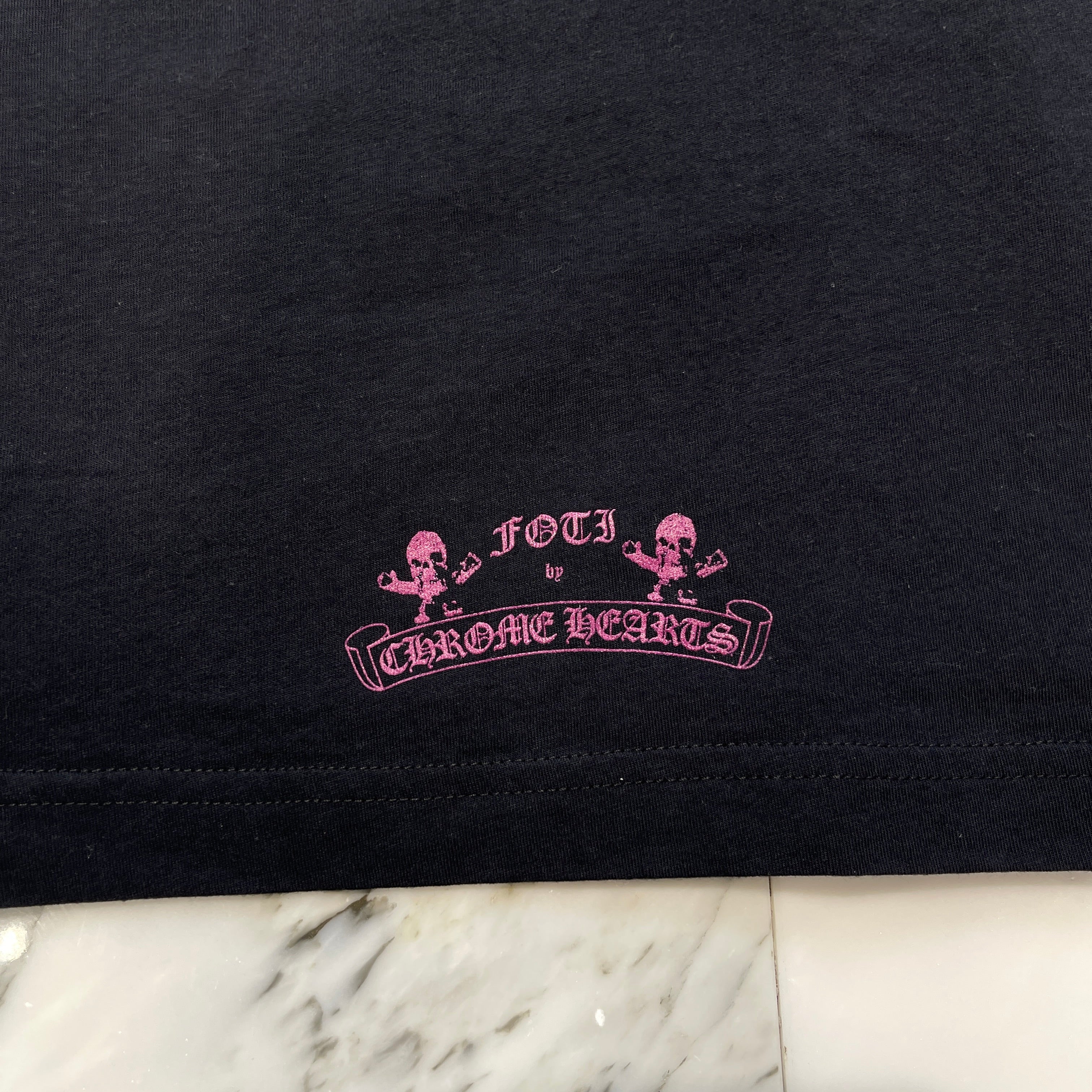 CHROME HEARTS FOTI Neon Purple Back Scroll Logo Tee Size L クロムハーツ フォティ ネオンパープル バックスクロール ロゴTシャツ サイズL