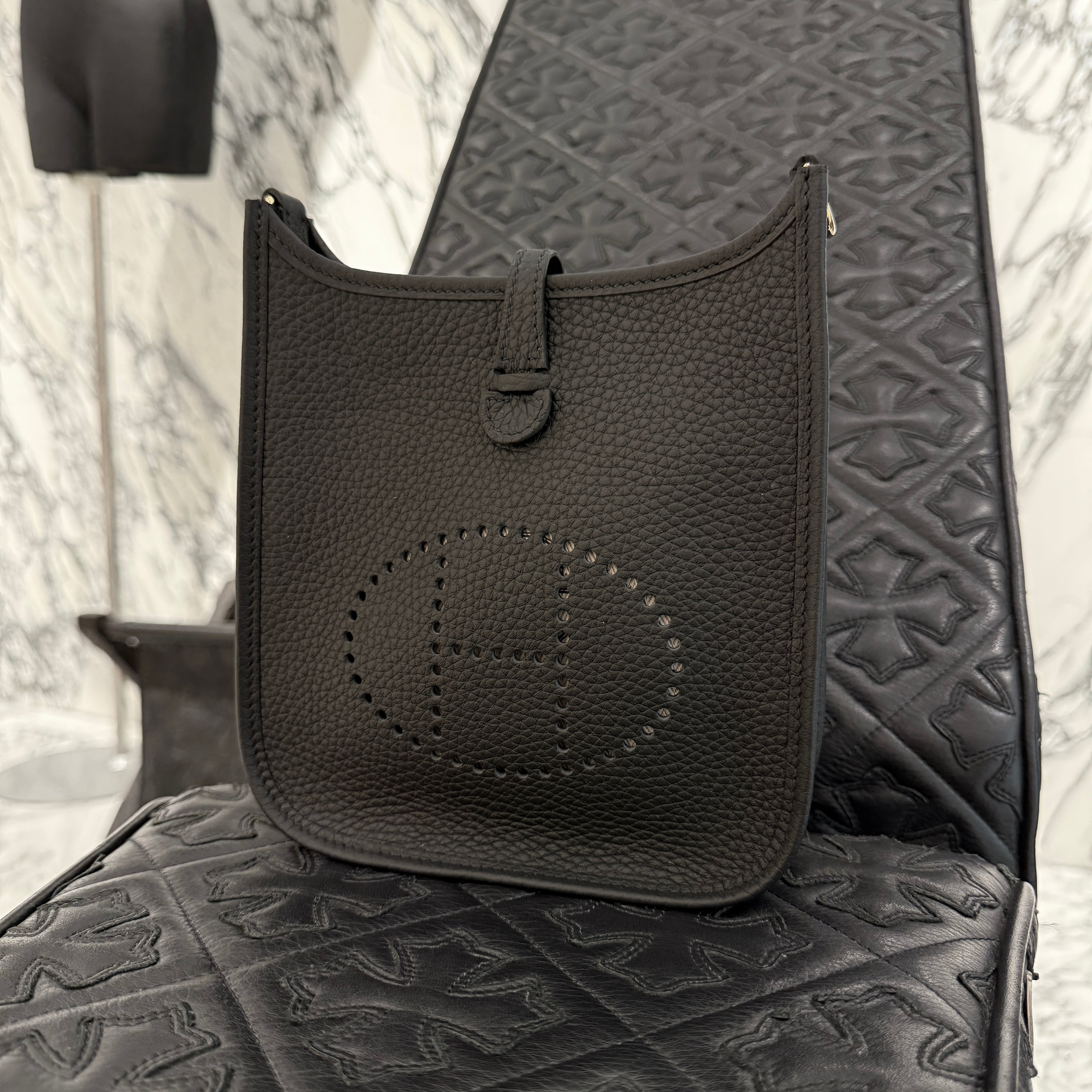 HERMES Evelyn Amazon TPM "NOIR" K刻印 エルメス エブリン アマゾン TPM "ノワール" レザーショルダーバッグ K刻印