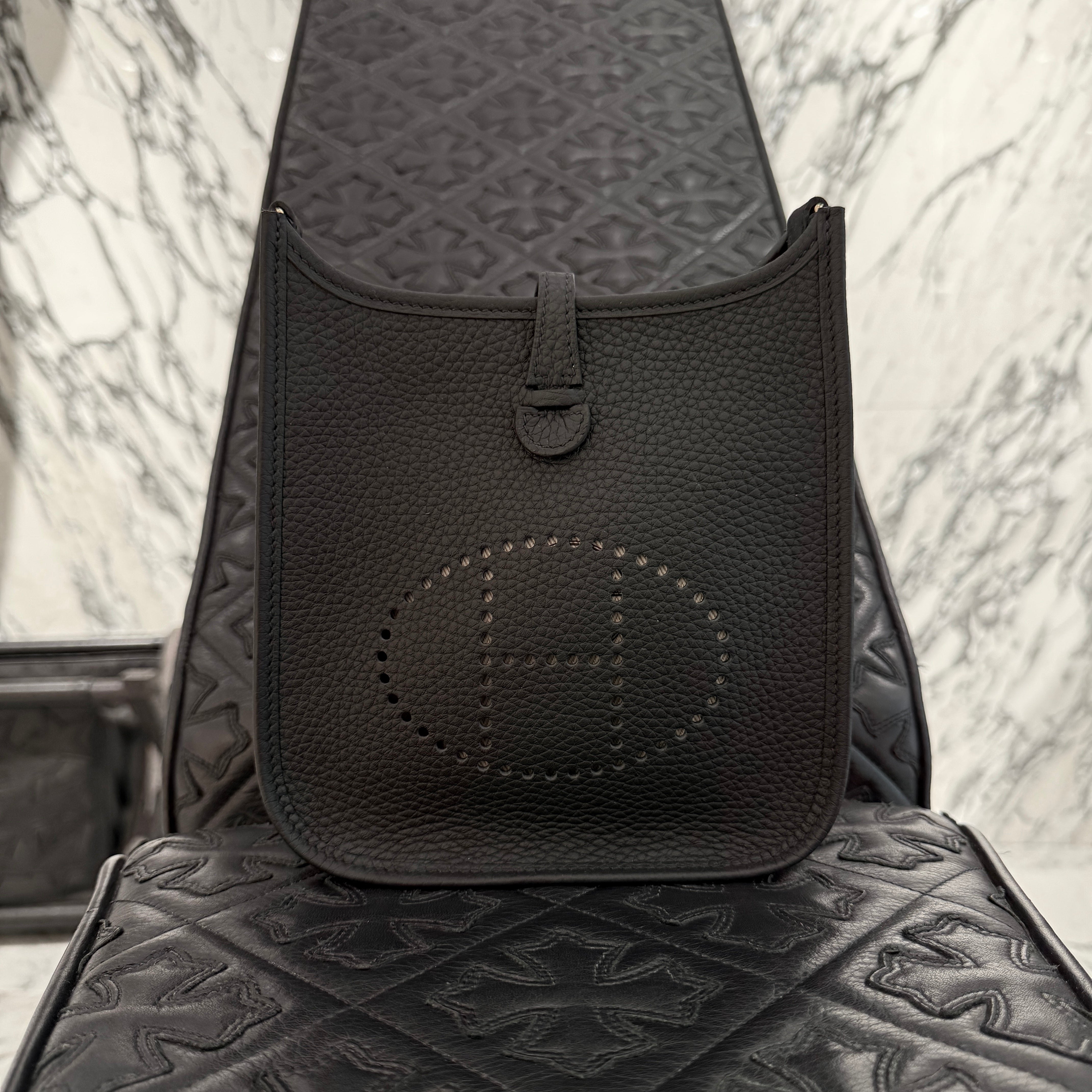 HERMES Evelyn Amazon TPM "NOIR" K刻印 エルメス エブリン アマゾン TPM "ノワール" レザーショルダーバッグ K刻印