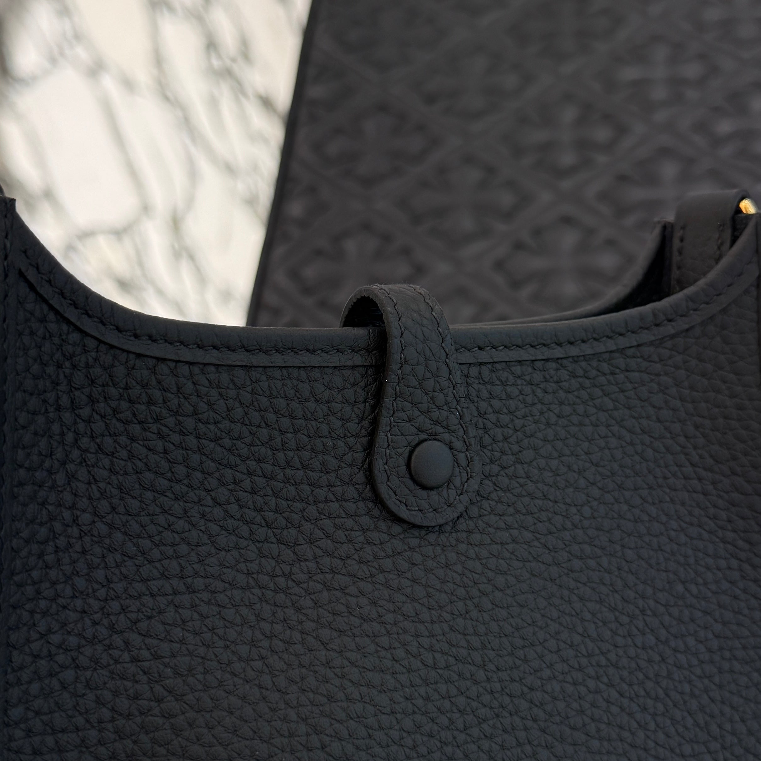 HERMES Evelyn Amazon TPM "NOIR" K刻印 エルメス エブリン アマゾン TPM "ノワール" レザーショルダーバッグ K刻印