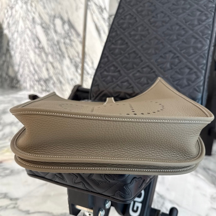 HERMES Evelyn III Trois PM "Etoupe" W刻印 エルメス エブリンIII トロワ PM "エトゥープ" レザーショルダーバッグ W刻印