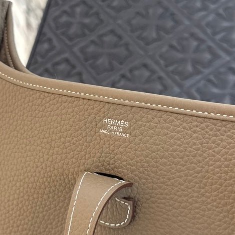 HERMES Evelyn III Trois PM "Etoupe" W刻印 エルメス エブリンIII トロワ PM "エトゥープ" レザーショルダーバッグ W刻印