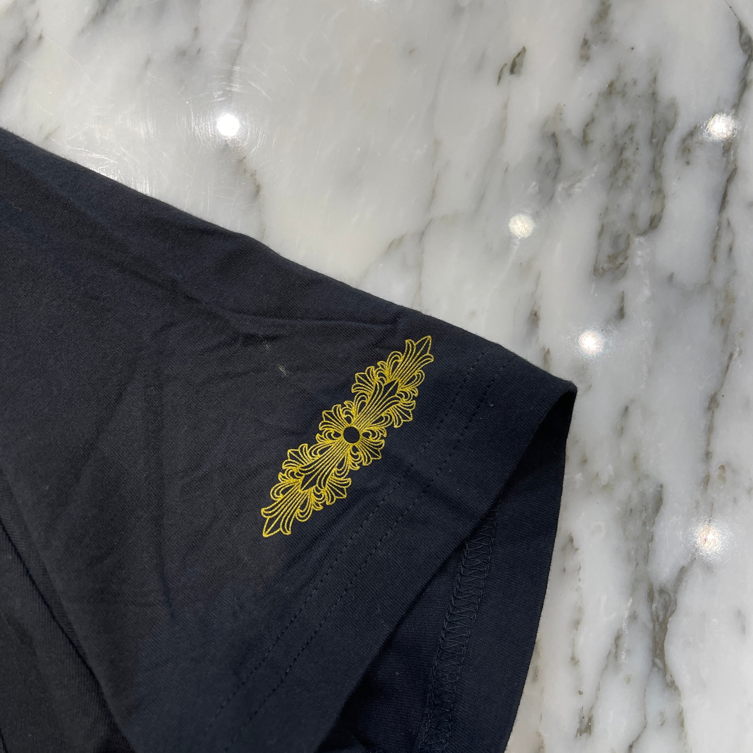 CHROME HEARTS HongKong Limited Back Scroll And Logo Cross Tee Size S クロムハーツ 香港限定 バックスクロール＆ロゴクロス Tシャツ サイズS