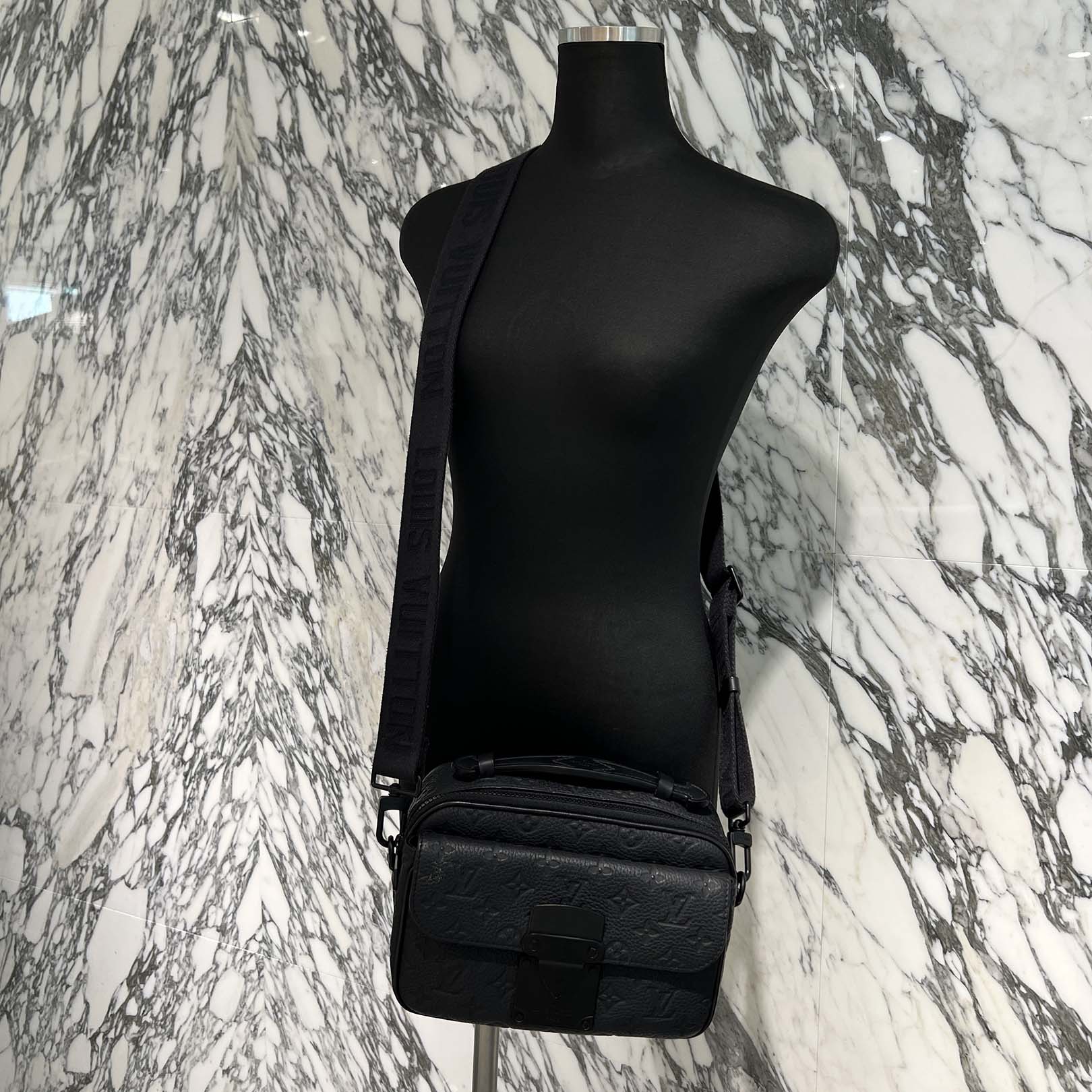 LOUIS VUITTON S-Lock Messenger Monogram Shoulder Bag M58489 ルイ