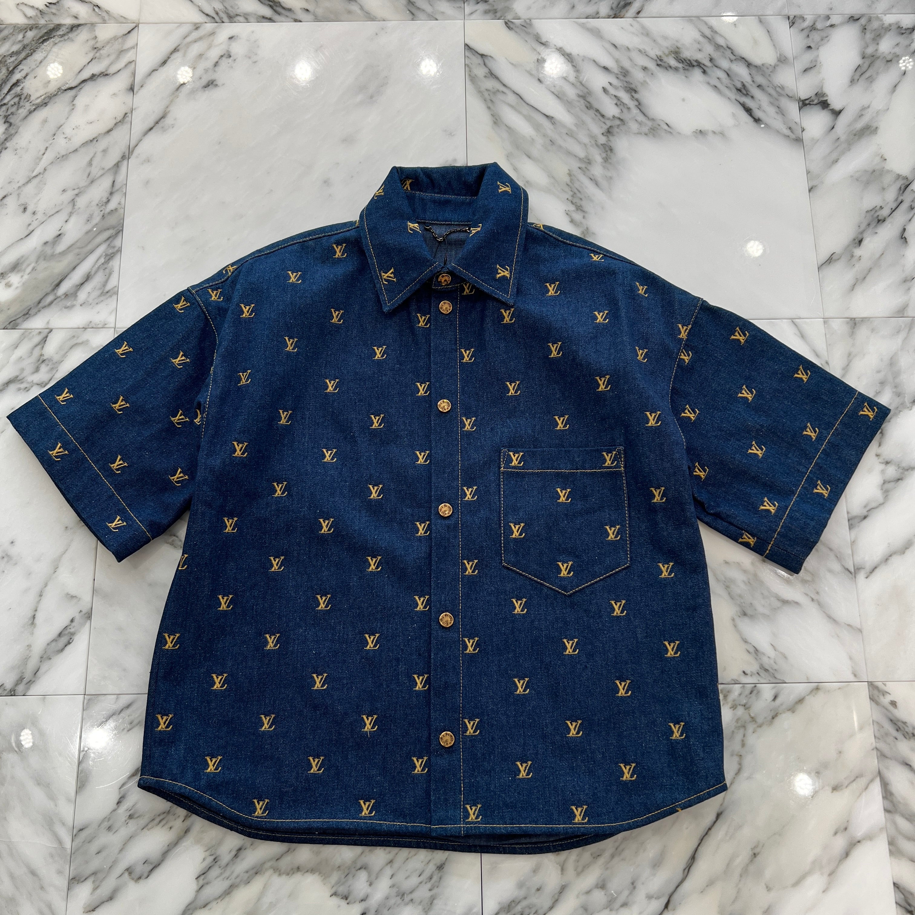 LOUIS VUITTON 2024SS Embroidery Signature Short Sleeve Denim Shirt 1AFJDX Size XS  ルイヴィトン エンボダイリー シグネチャー ショートスリーブ デニムシャツ サイズXS