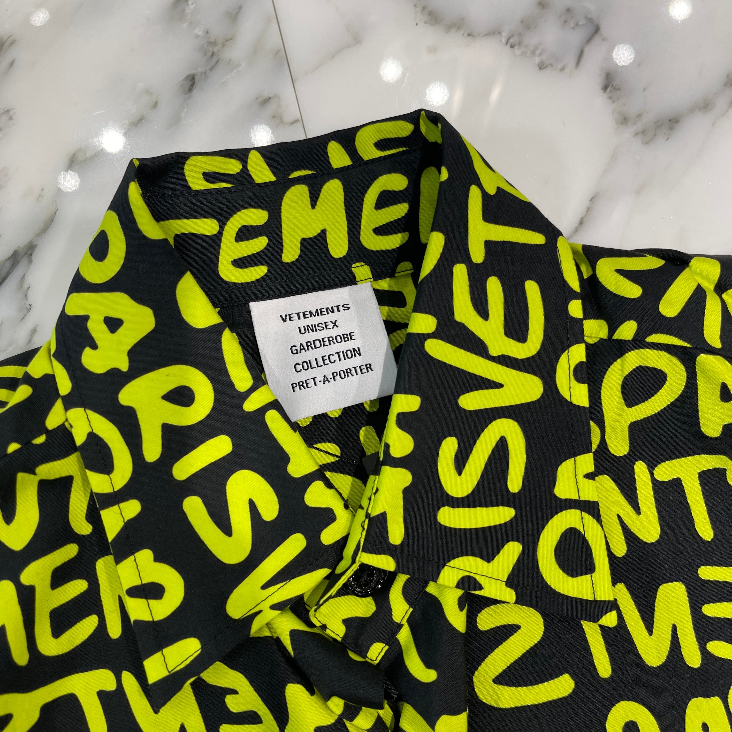 VETEMENTS 2024SS All Over Logo Shirt UE64SH800BY Size XS ヴェトモン オールオーバーロゴ シャツ サイズXS