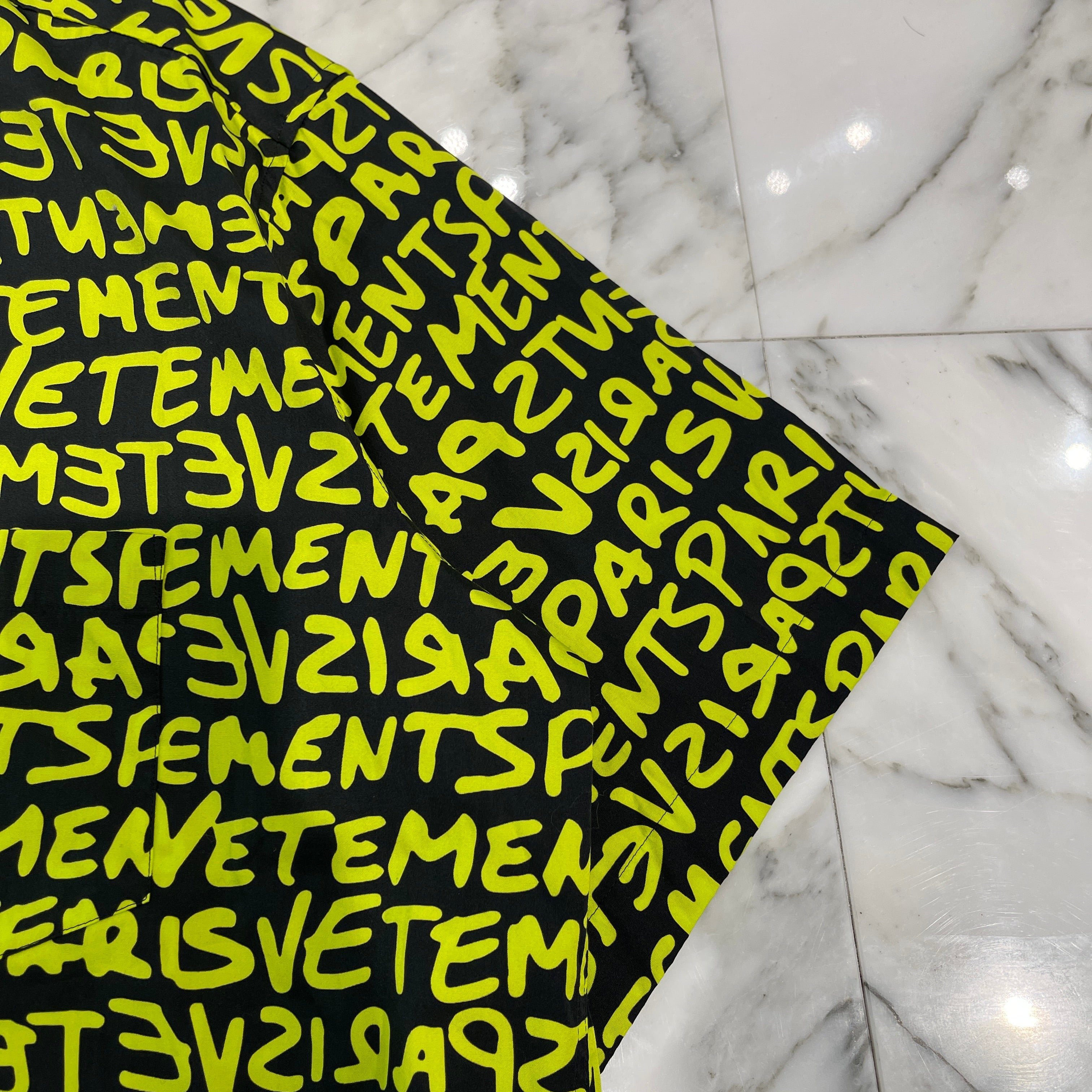 VETEMENTS 2024SS All Over Logo Shirt UE64SH800BY Size XS ヴェトモン オールオーバーロゴ シャツ サイズXS