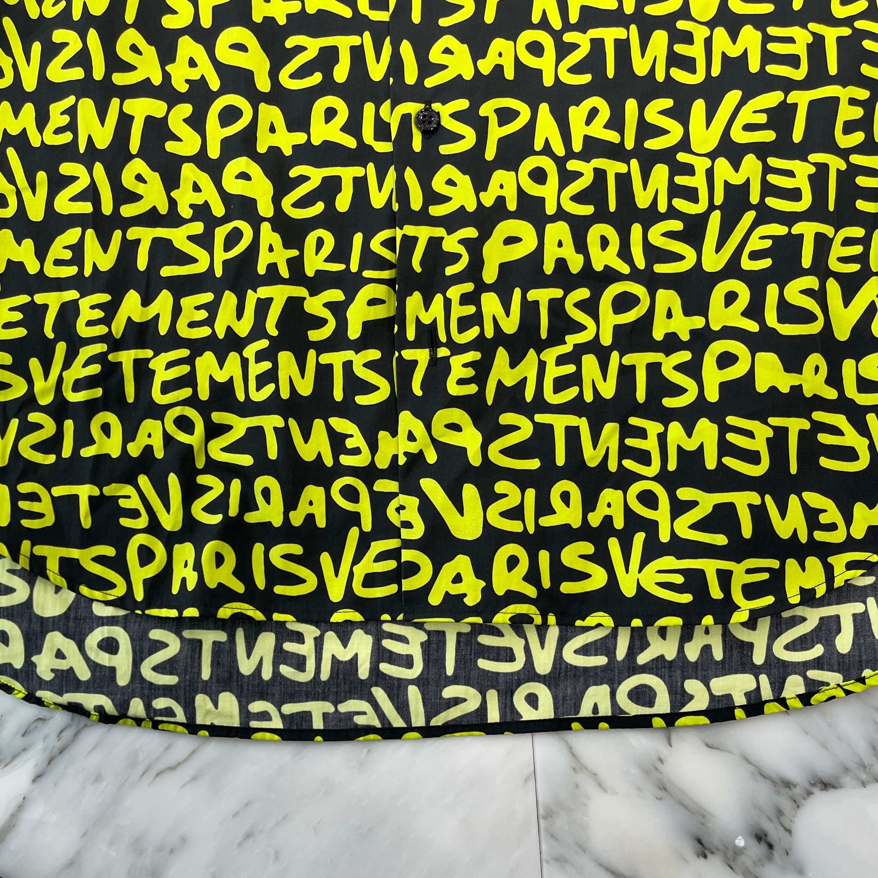 VETEMENTS 2024SS All Over Logo Shirt UE64SH800BY Size XS ヴェトモン オールオーバーロゴ シャツ サイズXS