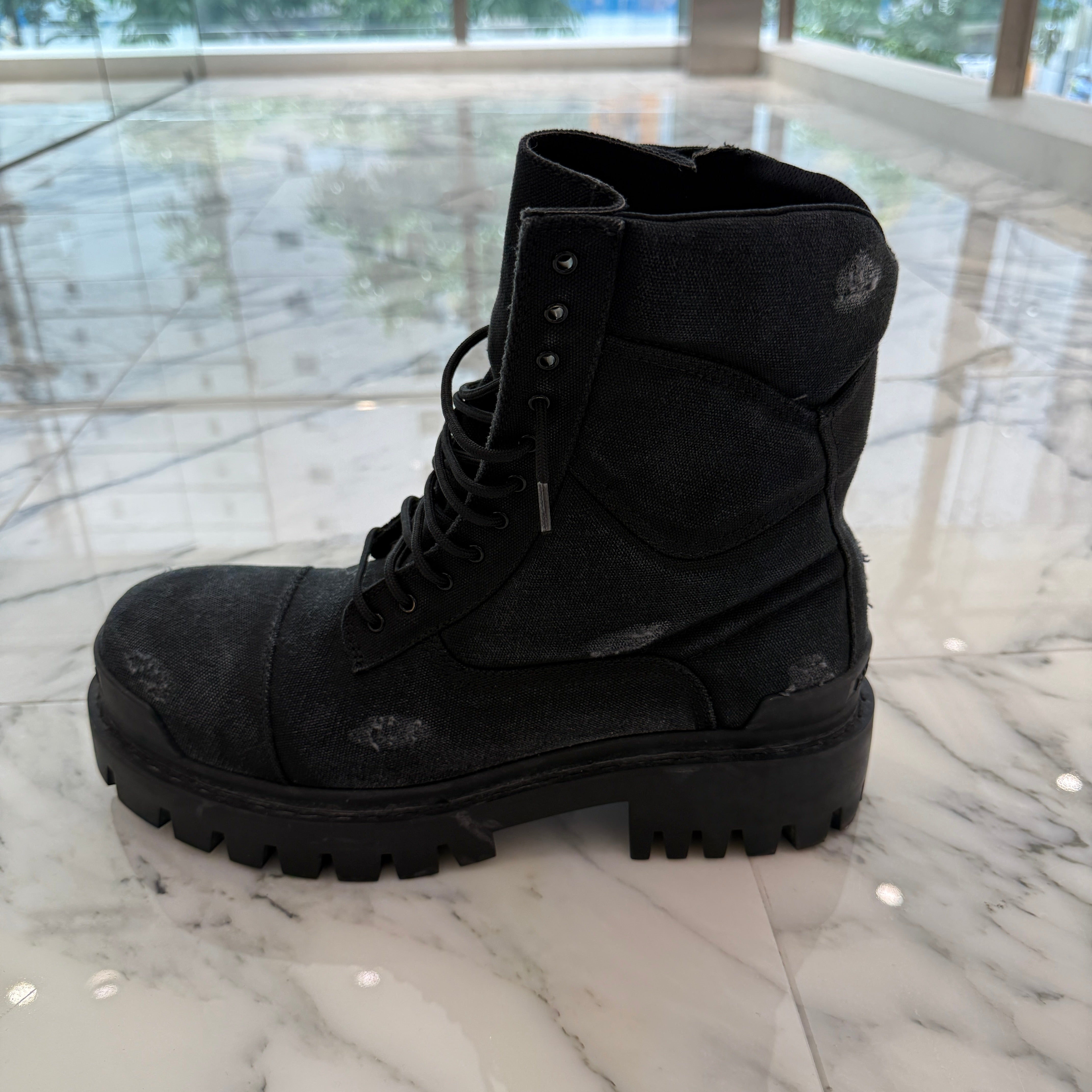 BALENCIAGA 2025SS Combat Strike Boots 694042 W2H11 Size 43