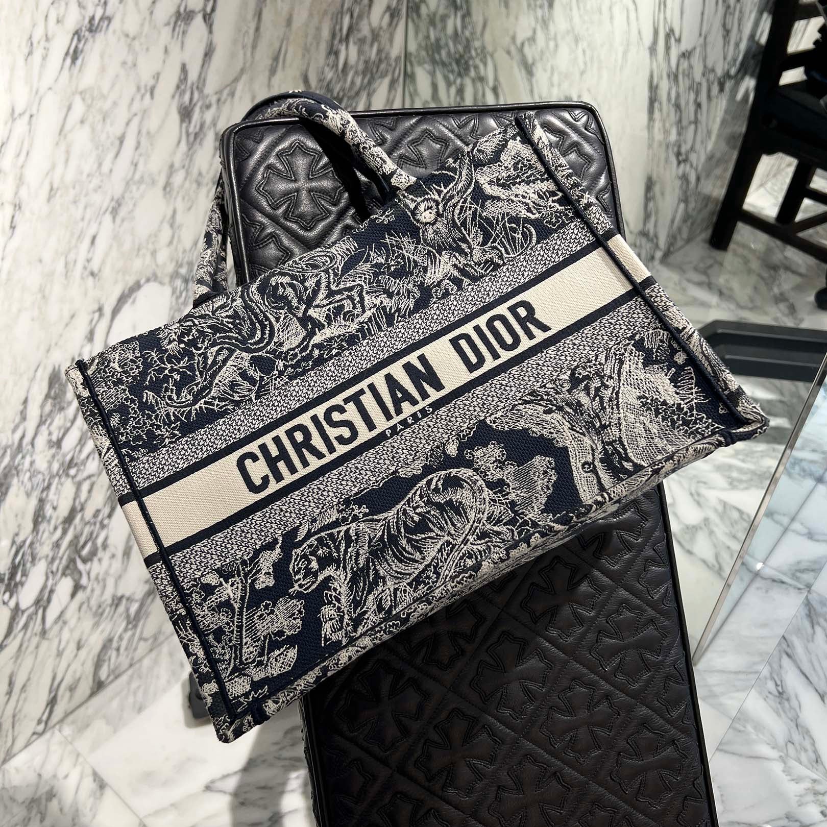 DIOR Toile de Jouy Embroidered Book Tote Bag Medium M1296ZTDT_M34I ディオール トワル ドゥ ジュイ エンブロイダリー ブックトート ミディアム