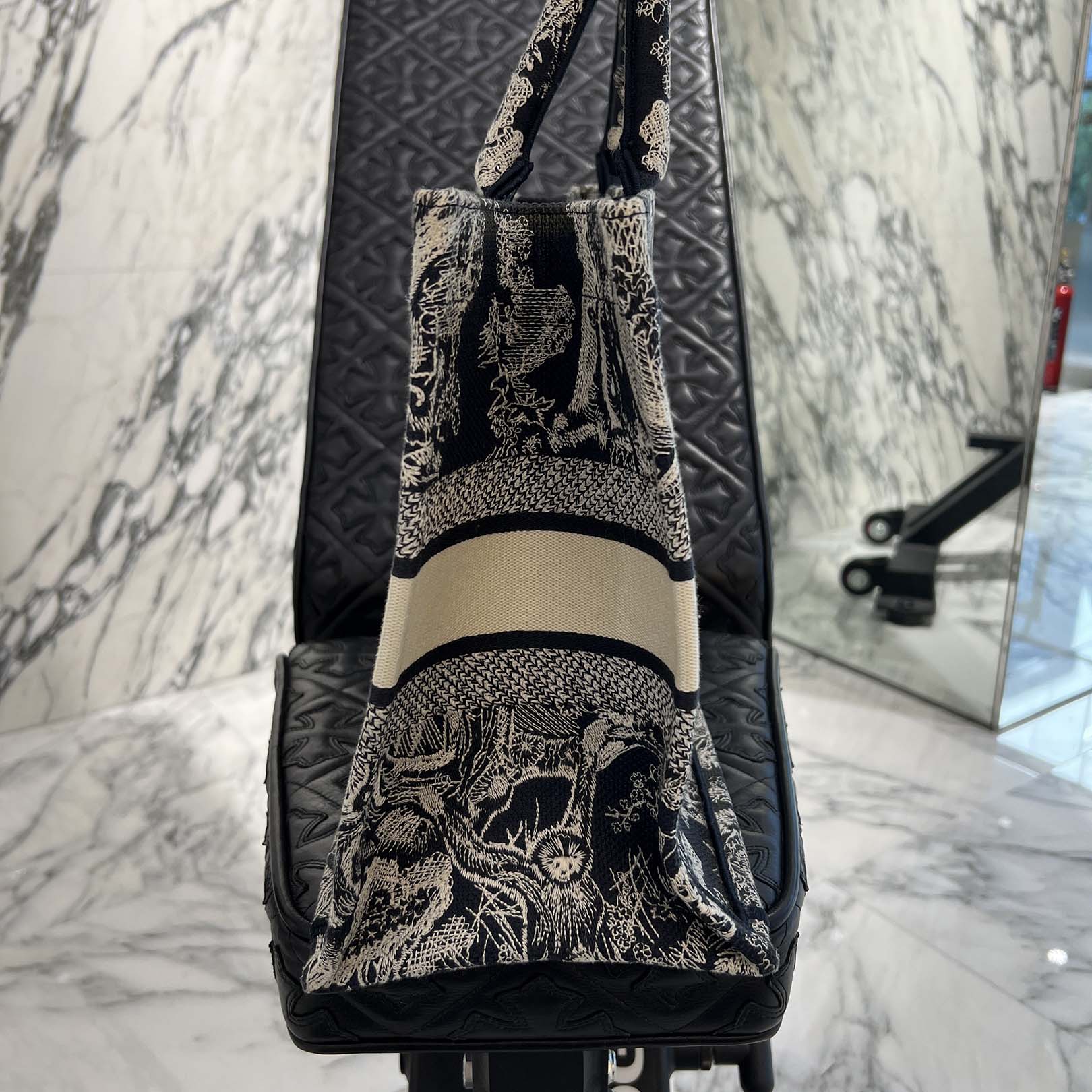 DIOR Toile de Jouy Embroidered Book Tote Bag Medium M1296ZTDT_M34I ディオール トワル ドゥ ジュイ エンブロイダリー ブックトート ミディアム