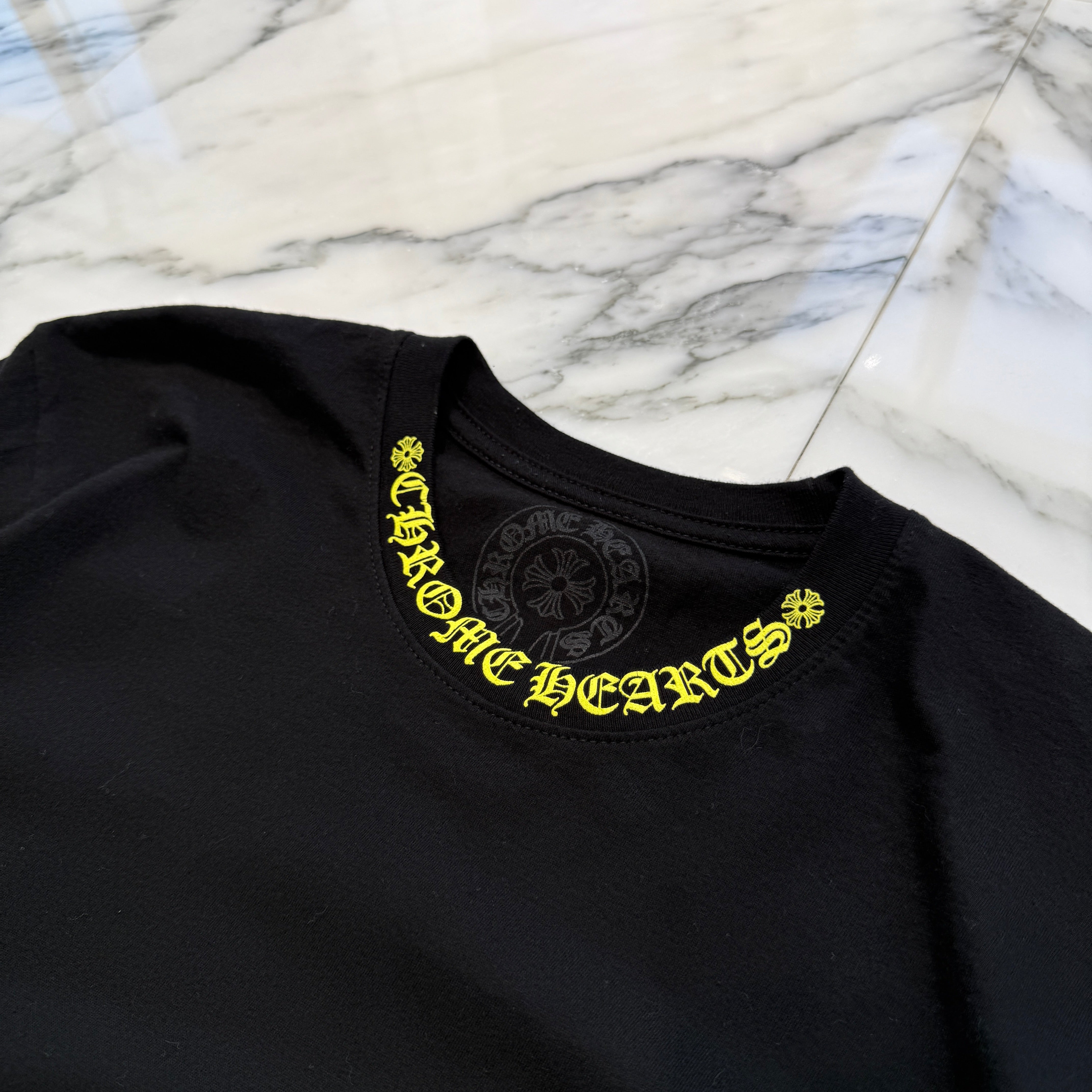 CHROME HEARTS Old English Yellow Neck Logo Short Sleeve Tee Size M クロムハーツ オールドイングリッシュ イエローネックロゴ ショートスリーブ Tシャツ サイズM