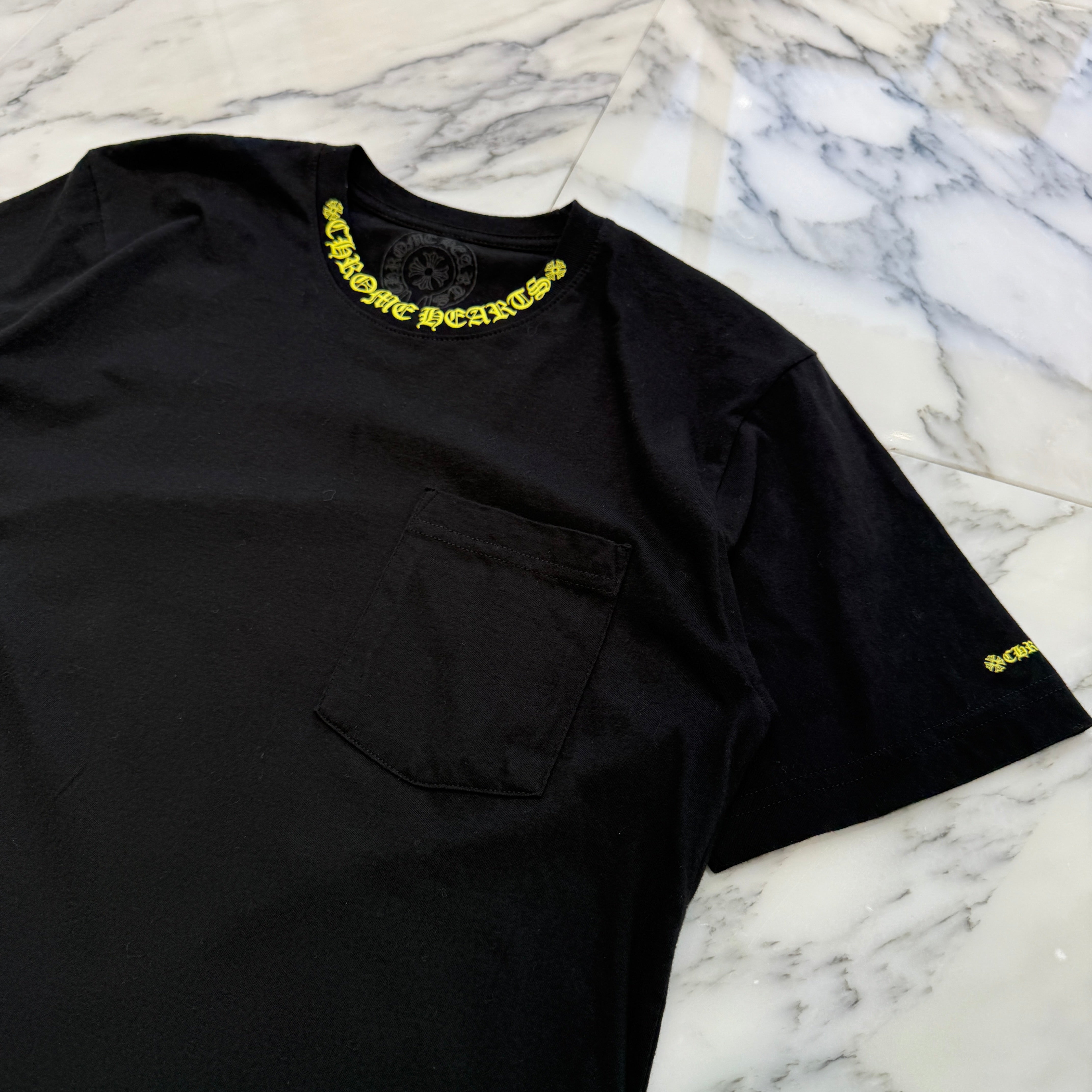 CHROME HEARTS Old English Yellow Neck Logo Short Sleeve Tee Size M クロムハーツ オールドイングリッシュ イエローネックロゴ ショートスリーブ Tシャツ サイズM