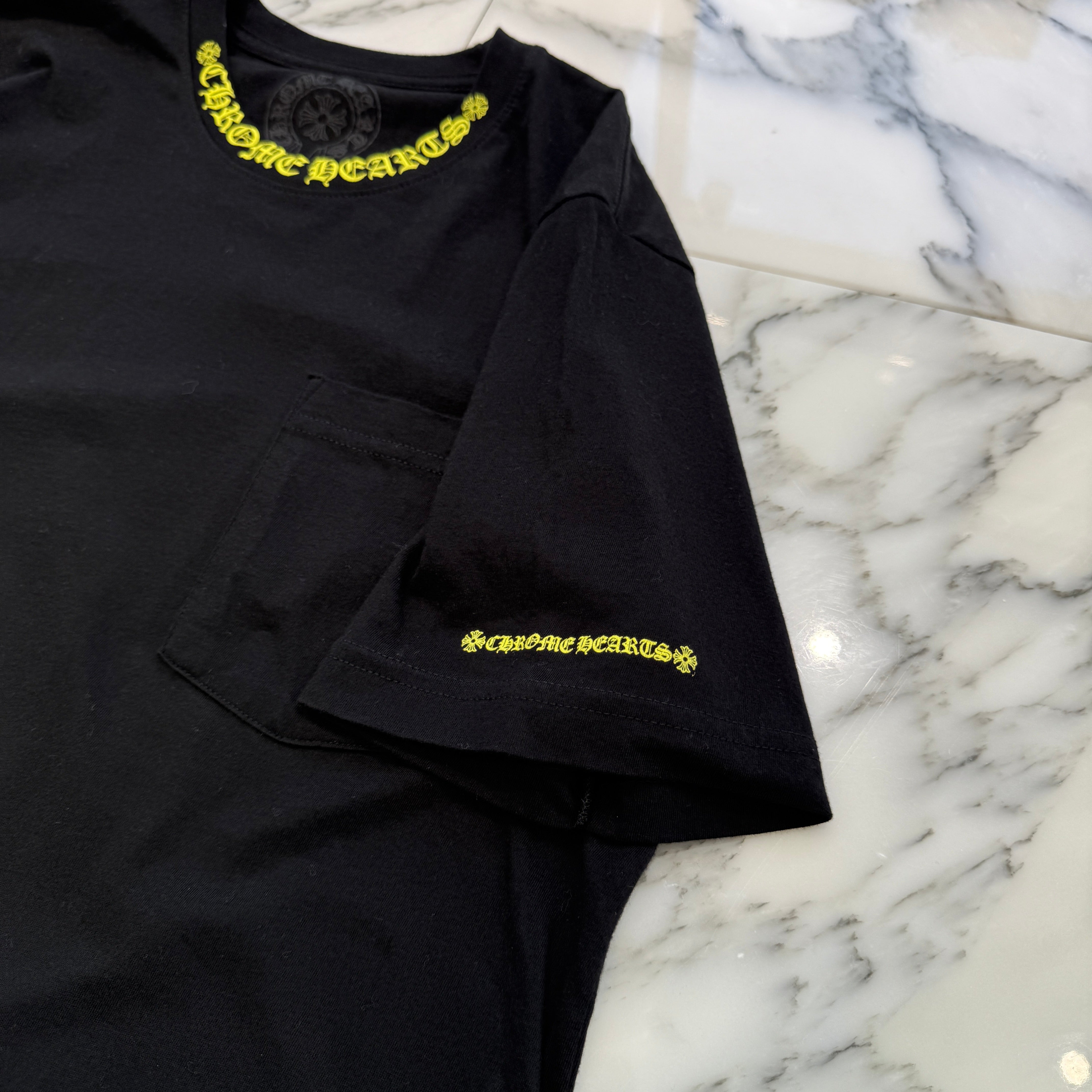 CHROME HEARTS Old English Yellow Neck Logo Short Sleeve Tee Size M クロムハーツ オールドイングリッシュ イエローネックロゴ ショートスリーブ Tシャツ サイズM