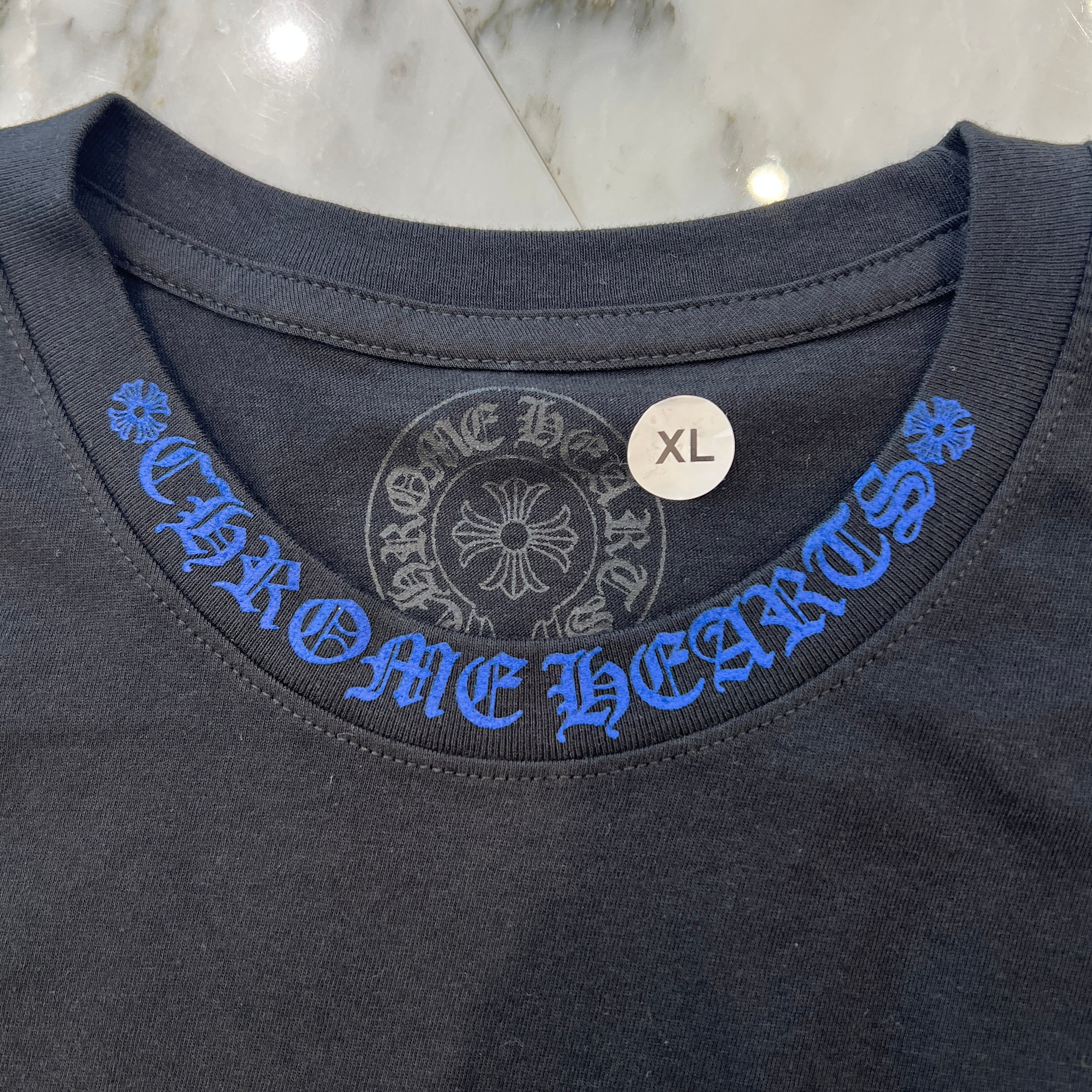 CHROME HEARTS 2025SS Old English Neck Logo Neon Blue Long Sleeve Tee Size XL クロムハーツ オールドイングリッシュ ネックロゴ ネオンブルー ロングスリーブ Tシャツ サイズXL