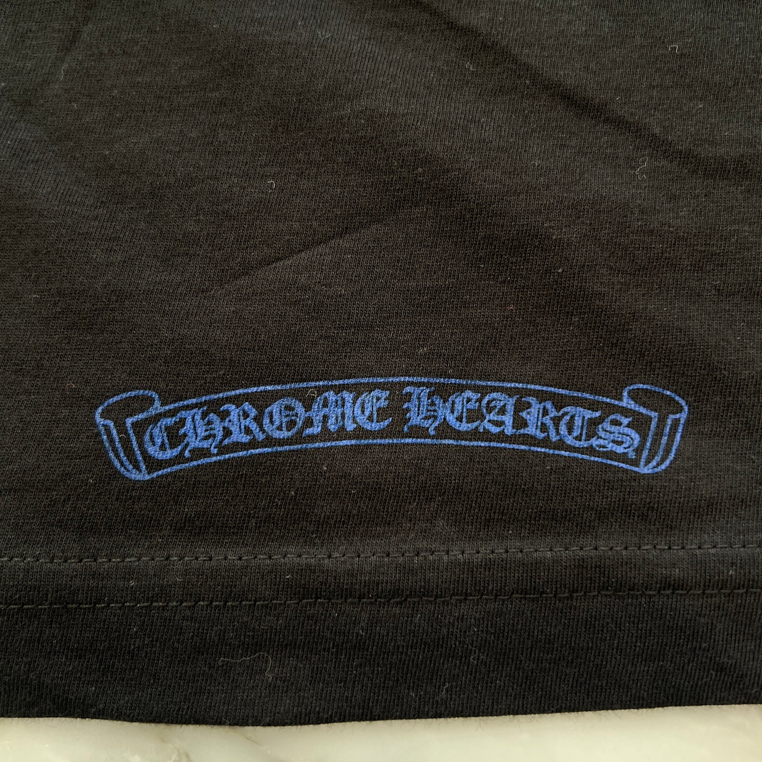 CHROME HEARTS 2025SS Old English Neck Logo Neon Blue Long Sleeve Tee Size XL クロムハーツ オールドイングリッシュ ネックロゴ ネオンブルー ロングスリーブ Tシャツ サイズXL